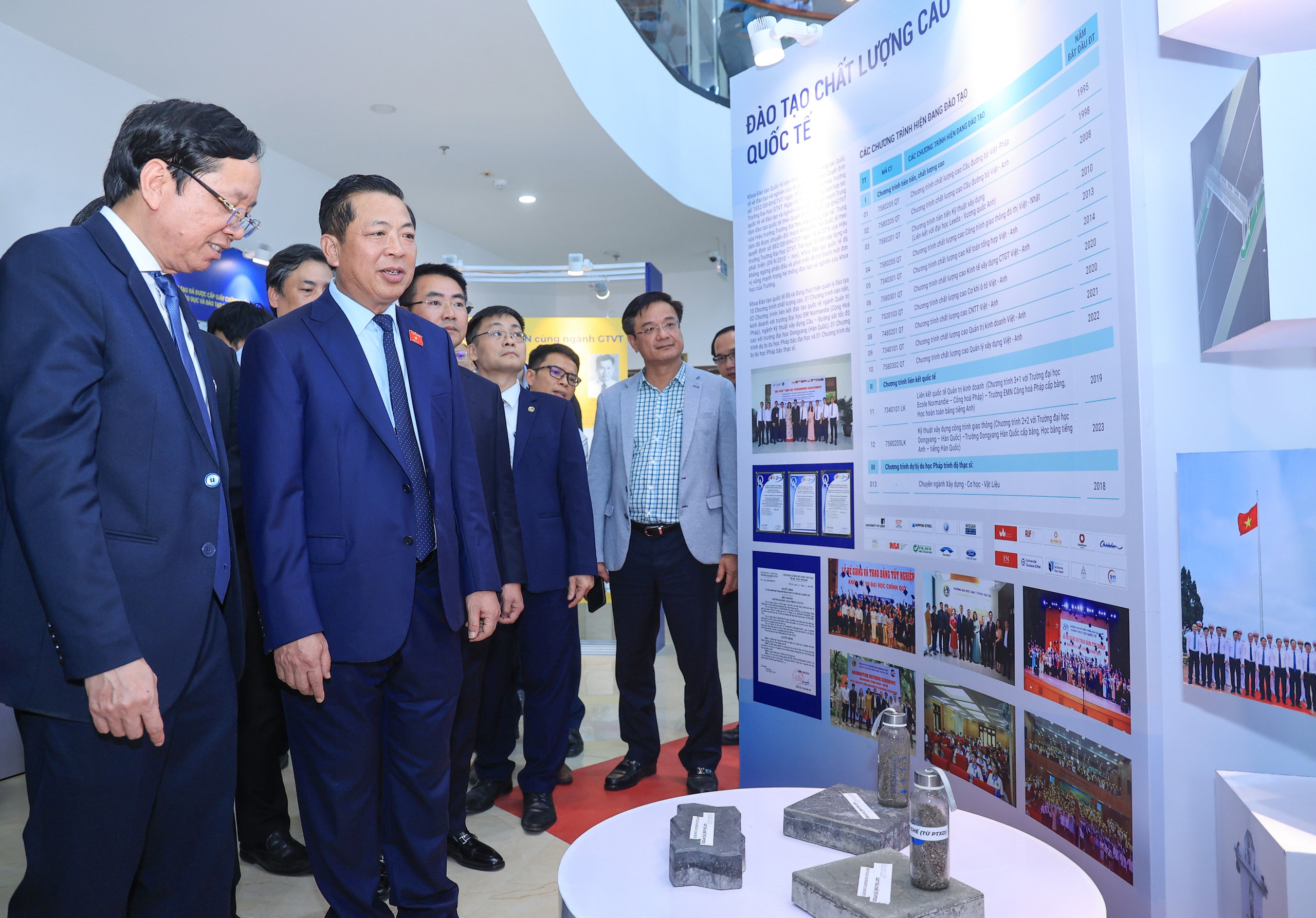 Bộ trưởng Trần Hồng Minh thăm triển lãm 80 năm Trường Đại học GTVT- Ảnh 6. Bộ trưởng Trần Hồng Minh thăm triển lãm 80 năm Trường Đại học GTVT- Ảnh 6.