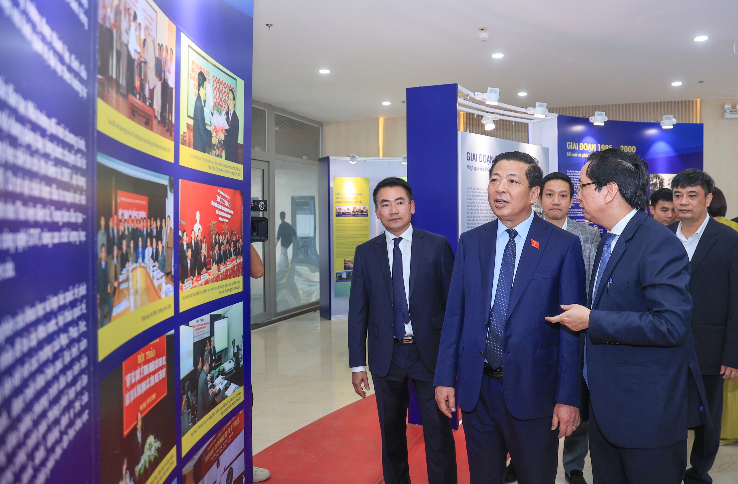 Bộ trưởng Trần Hồng Minh thăm triển lãm 80 năm Trường Đại học GTVT- Ảnh 1. Bộ trưởng Trần Hồng Minh thăm triển lãm 80 năm Trường Đại học GTVT- Ảnh 1.