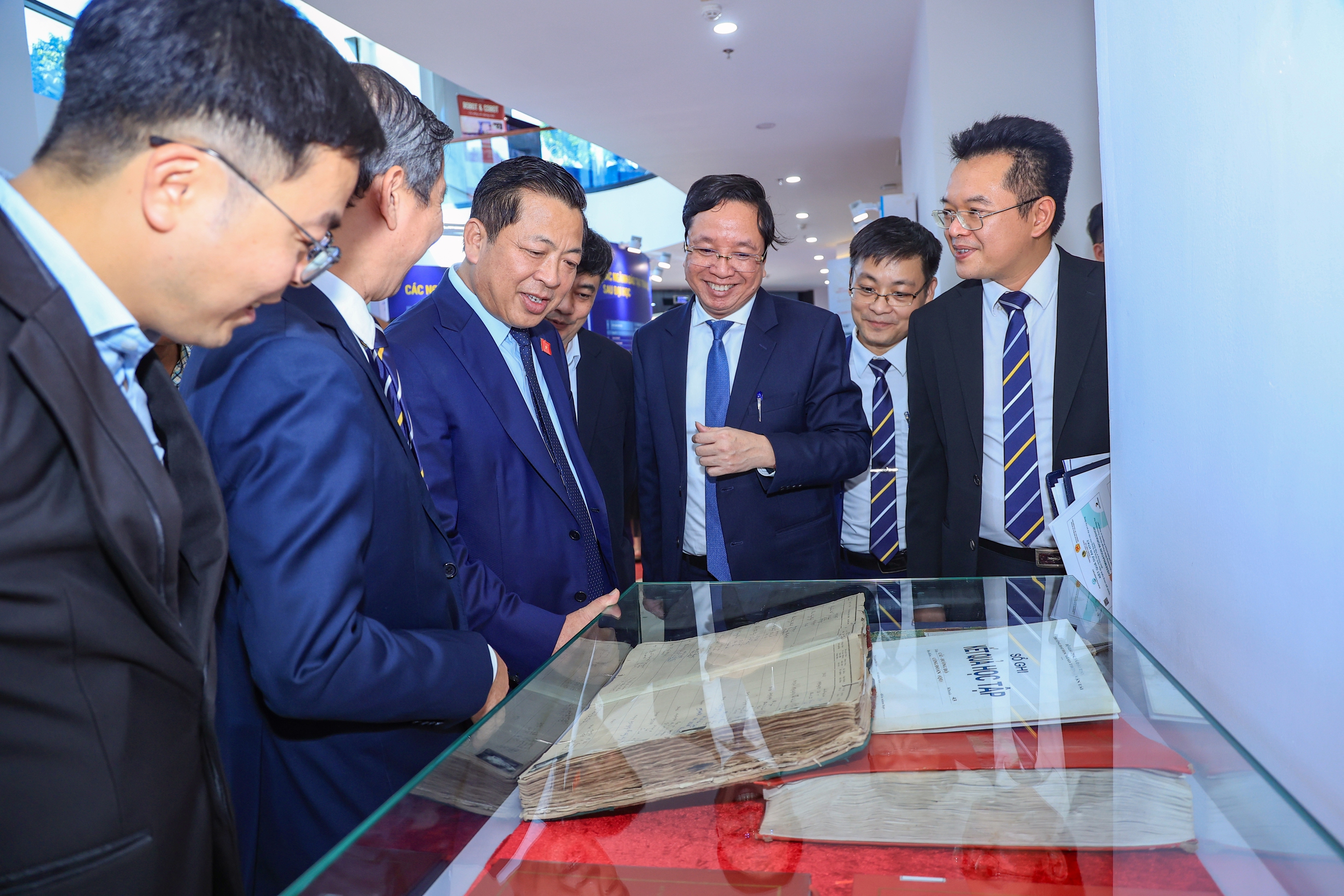 Bộ trưởng Trần Hồng Minh thăm triển lãm 80 năm Trường Đại học GTVT- Ảnh 8. Bộ trưởng Trần Hồng Minh thăm triển lãm 80 năm Trường Đại học GTVT- Ảnh 8.