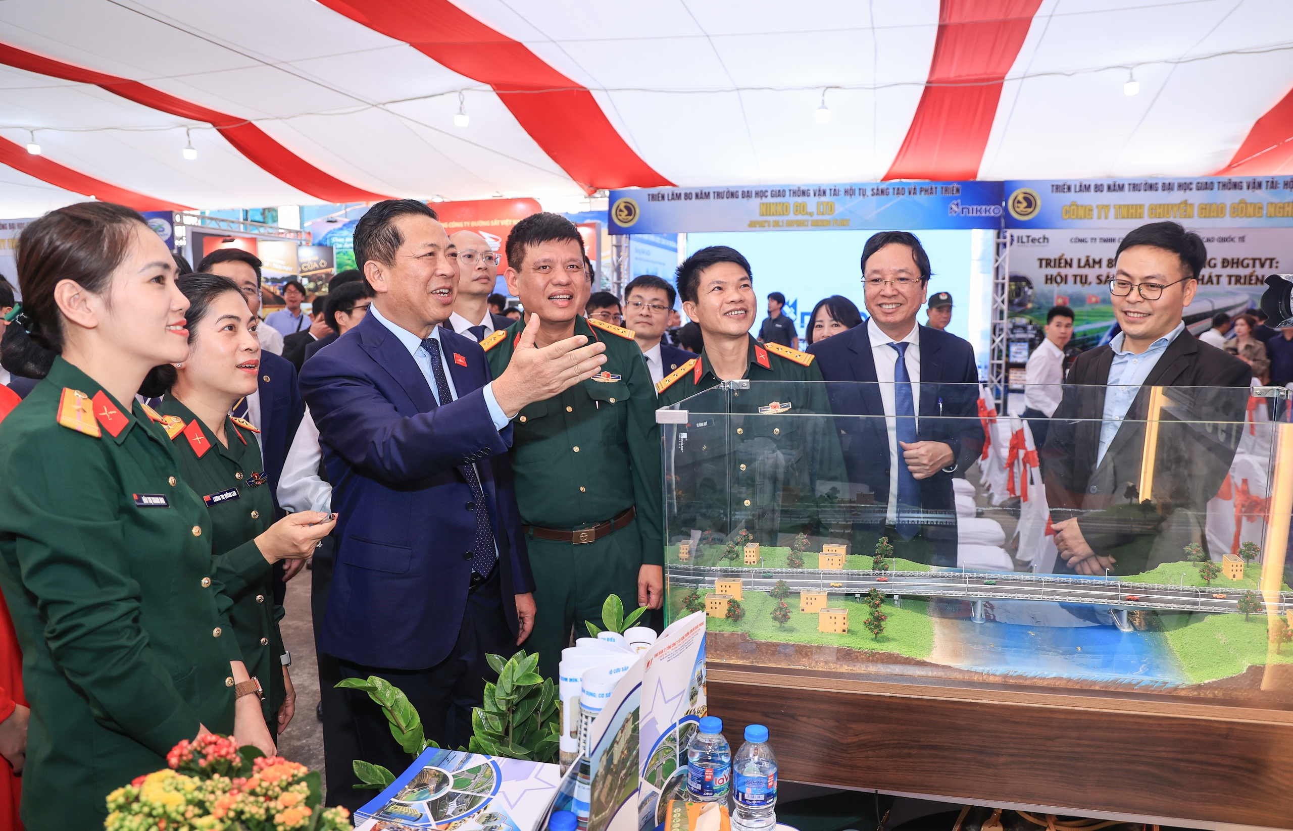 Bộ trưởng Trần Hồng Minh thăm triển lãm 80 năm Trường Đại học GTVT- Ảnh 10. Bộ trưởng Trần Hồng Minh thăm triển lãm 80 năm Trường Đại học GTVT- Ảnh 10.