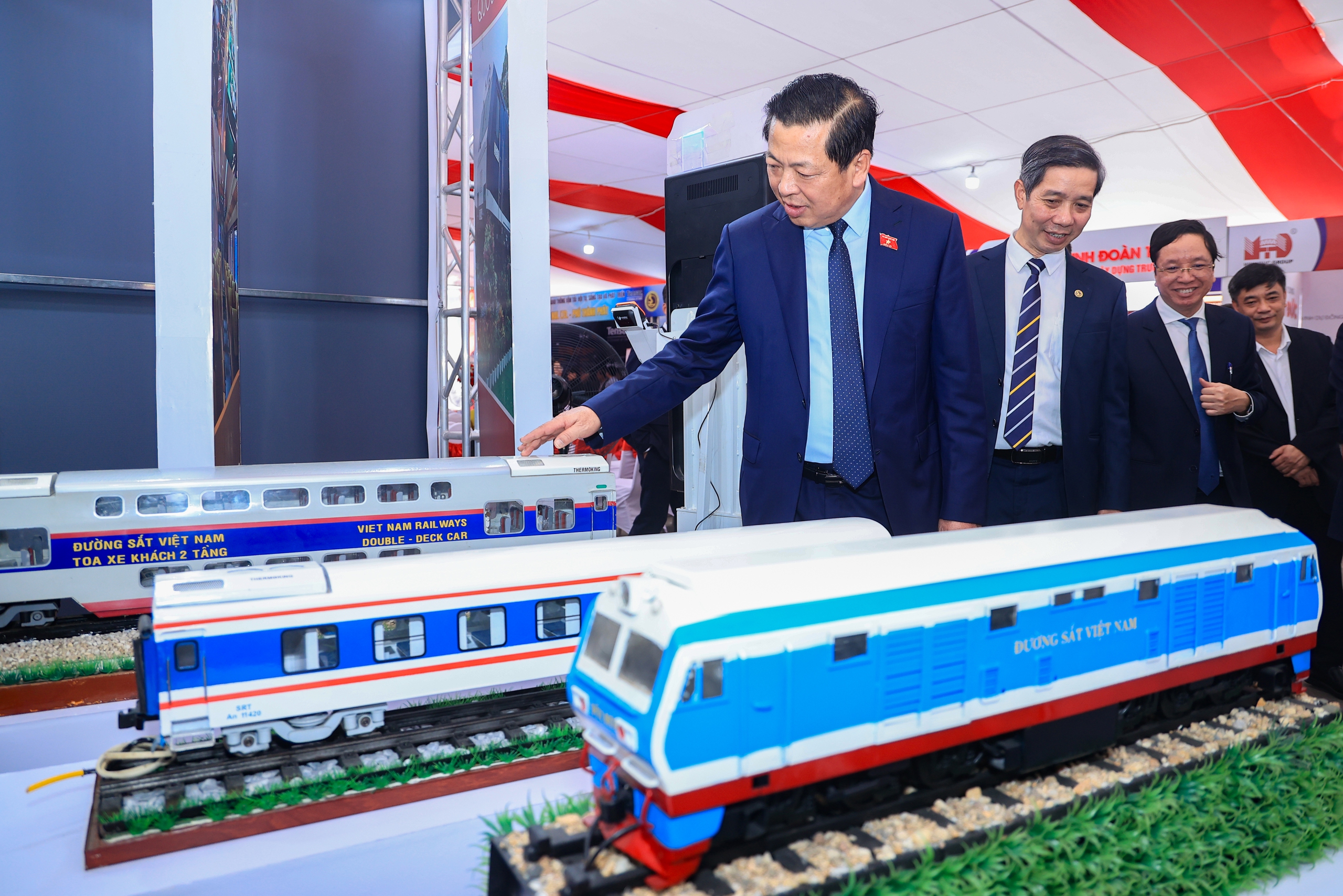 Bộ trưởng Trần Hồng Minh thăm triển lãm 80 năm Trường Đại học GTVT- Ảnh 11. Bộ trưởng Trần Hồng Minh thăm triển lãm 80 năm Trường Đại học GTVT- Ảnh 11.