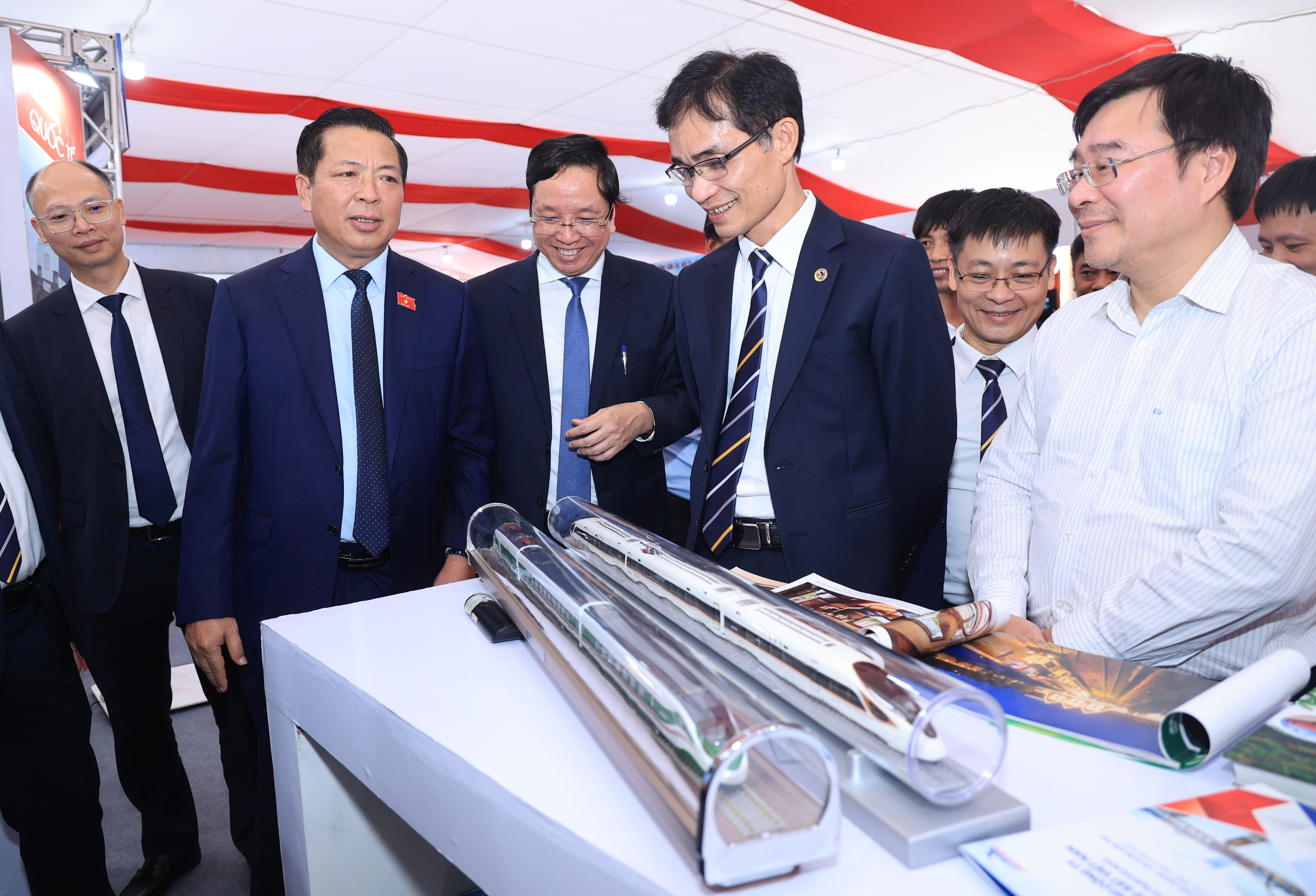 Bộ trưởng Trần Hồng Minh thăm triển lãm 80 năm Trường Đại học GTVT- Ảnh 12. Bộ trưởng Trần Hồng Minh thăm triển lãm 80 năm Trường Đại học GTVT- Ảnh 12.