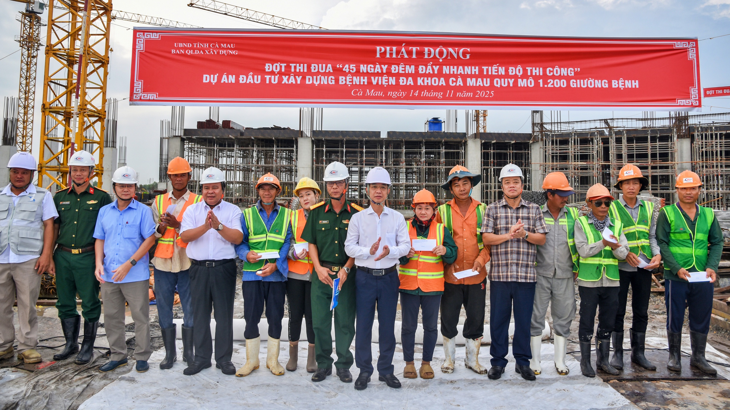 Phát động thi đua 45 ngày đêm đẩy nhanh tiến độ thi công Bệnh viện Đa khoa Cà Mau- Ảnh 2.