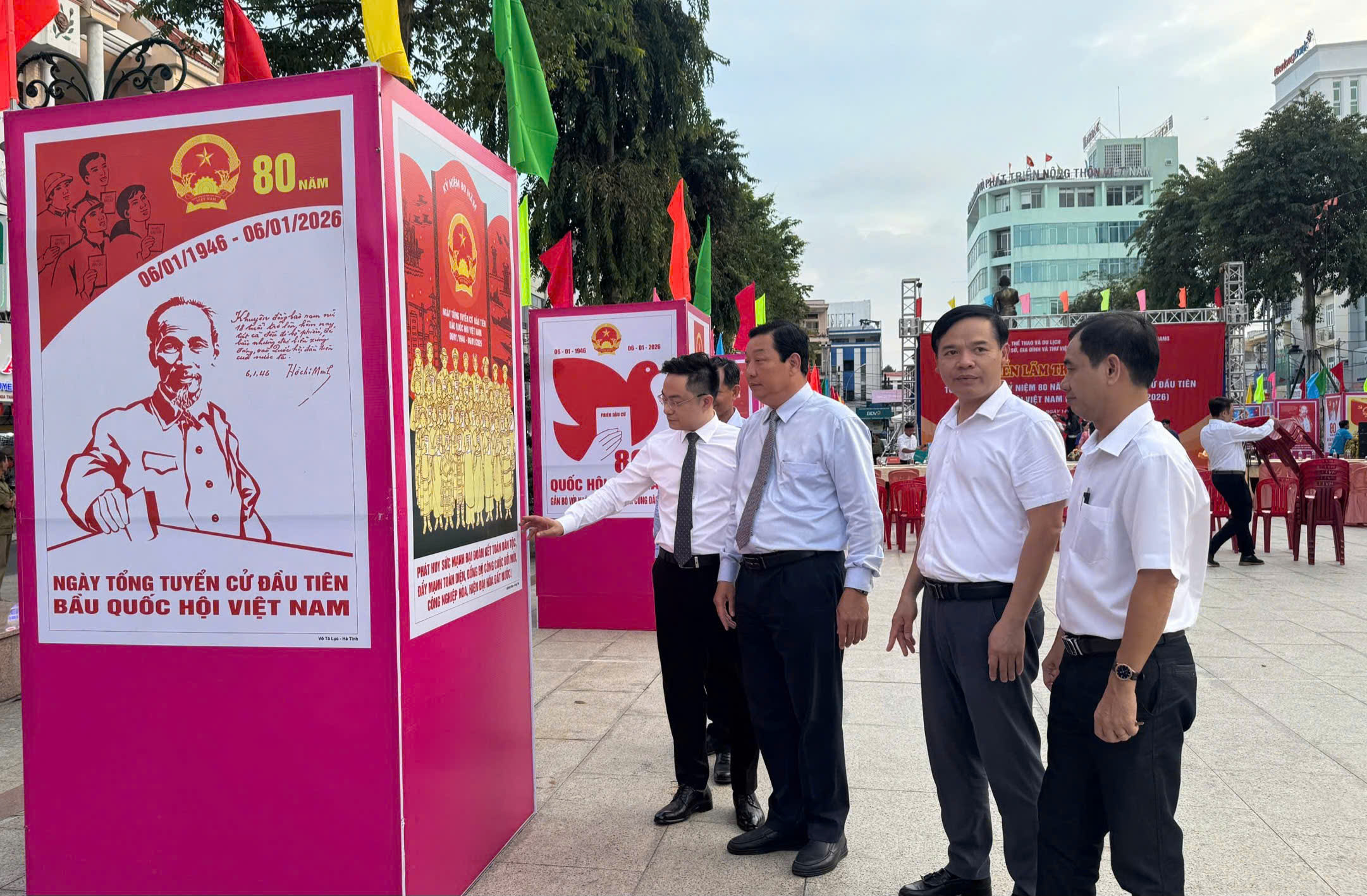 Bộ Văn hóa, Thể thao và Du lịch khai mạc triển lãm tranh cổ động tấm lớn tại An Giang- Ảnh 3. Bộ Văn hóa, Thể thao và Du lịch khai mạc triển lãm tranh cổ động tấm lớn tại An Giang- Ảnh 3.