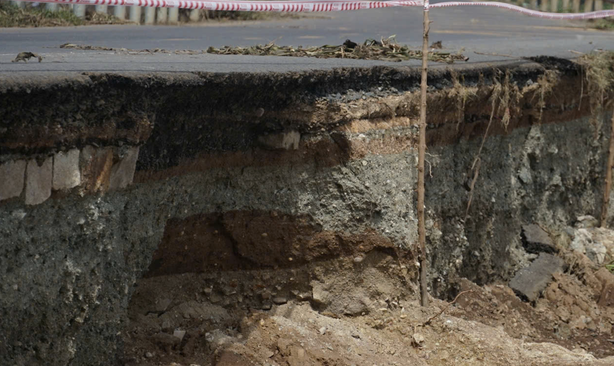 Công bố tình huống khẩn cấp về thiên tai tại 2 vị trí trên đường Trường Sơn Đông- Ảnh 1. Công bố tình huống khẩn cấp về thiên tai tại 2 vị trí trên đường Trường Sơn Đông- Ảnh 1.