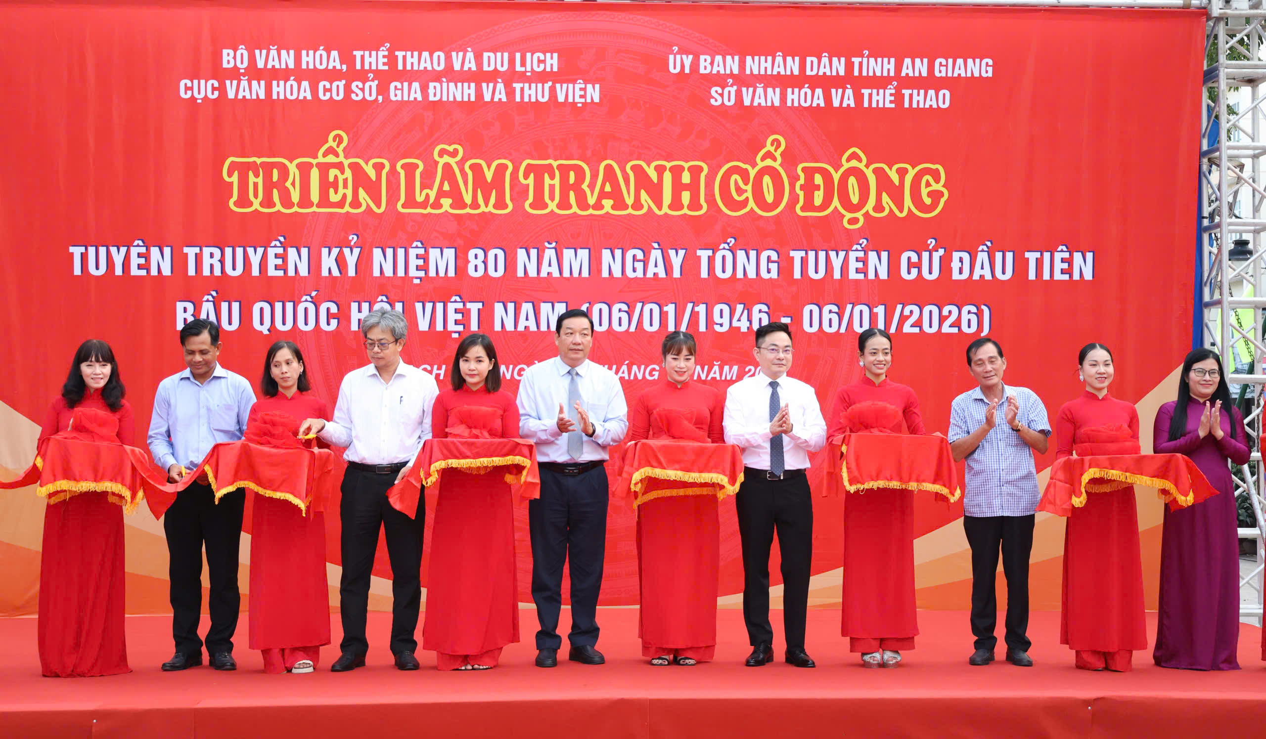 Bộ Văn hóa, Thể thao và Du lịch khai mạc triển lãm tranh cổ động tấm lớn tại An Giang- Ảnh 1. Bộ Văn hóa, Thể thao và Du lịch khai mạc triển lãm tranh cổ động tấm lớn tại An Giang- Ảnh 1.