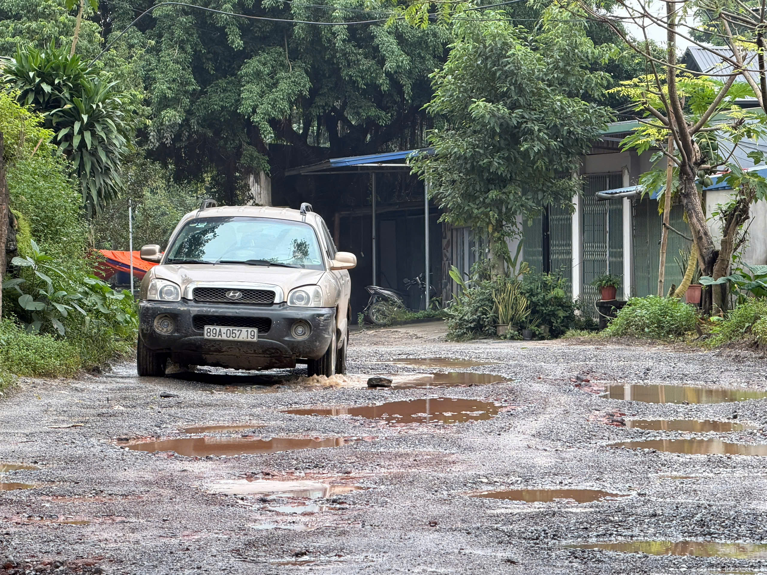 Người dân khốn khổ băng qua tuyến đường toàn ổ trâu ở Phú Thọ- Ảnh 6.