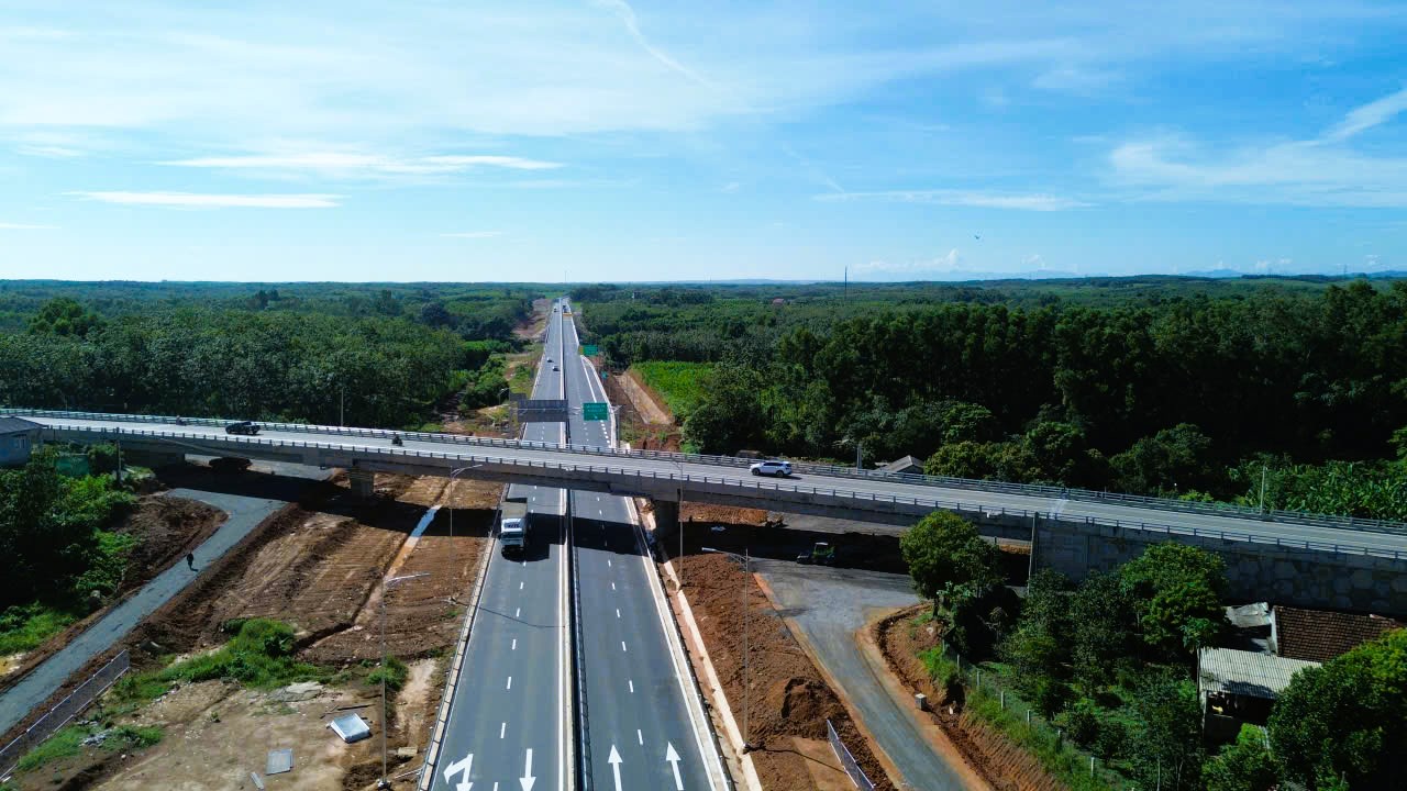 Phó Thủ tướng Nguyễn Chí Dũng kiểm tra các dự án cao tốc, cảng biển, sân bay ở Quảng Trị- Ảnh 2.