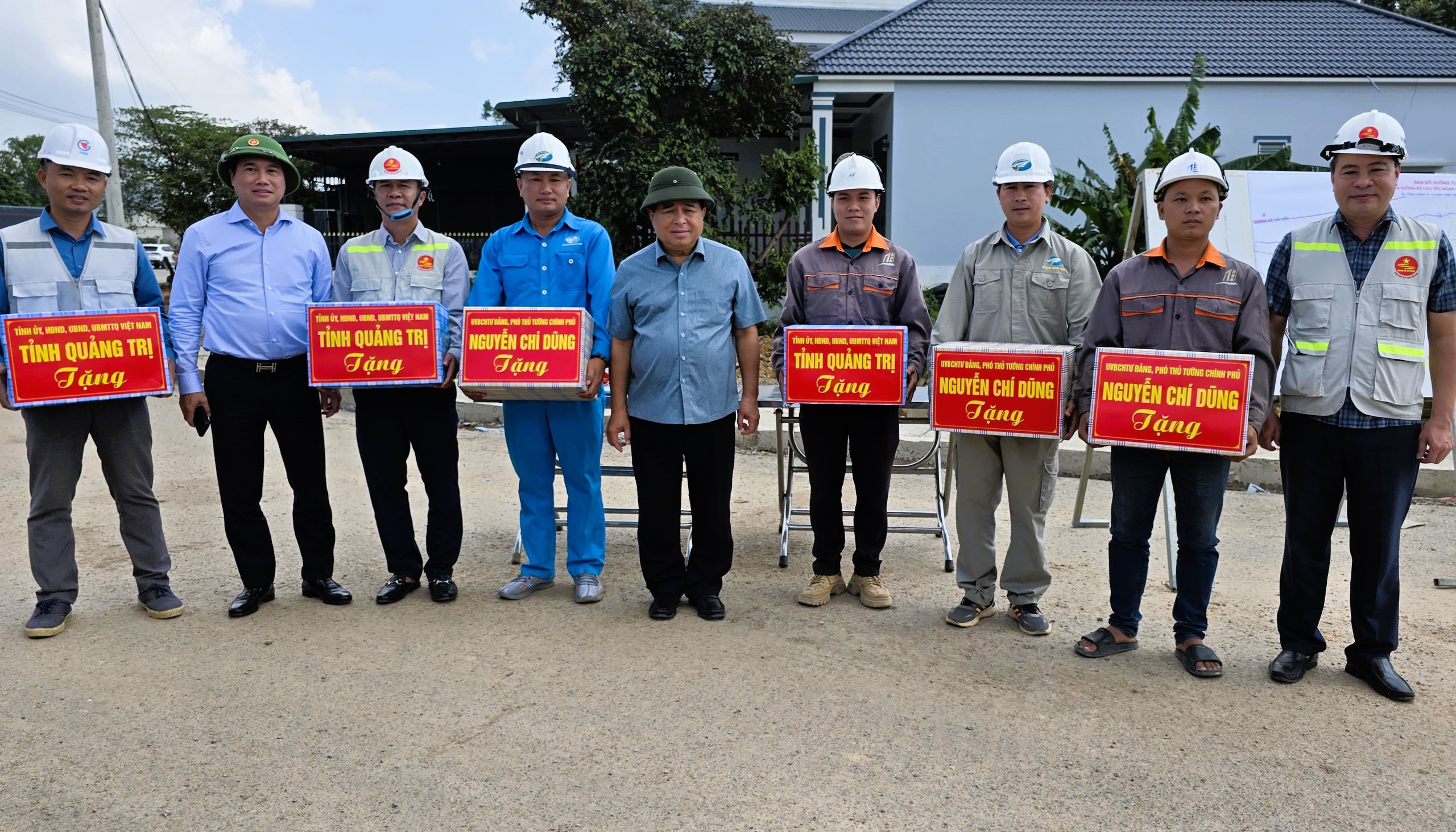 Phó Thủ tướng Nguyễn Chí Dũng kiểm tra các dự án cao tốc, cảng biển, sân bay ở Quảng Trị- Ảnh 3.