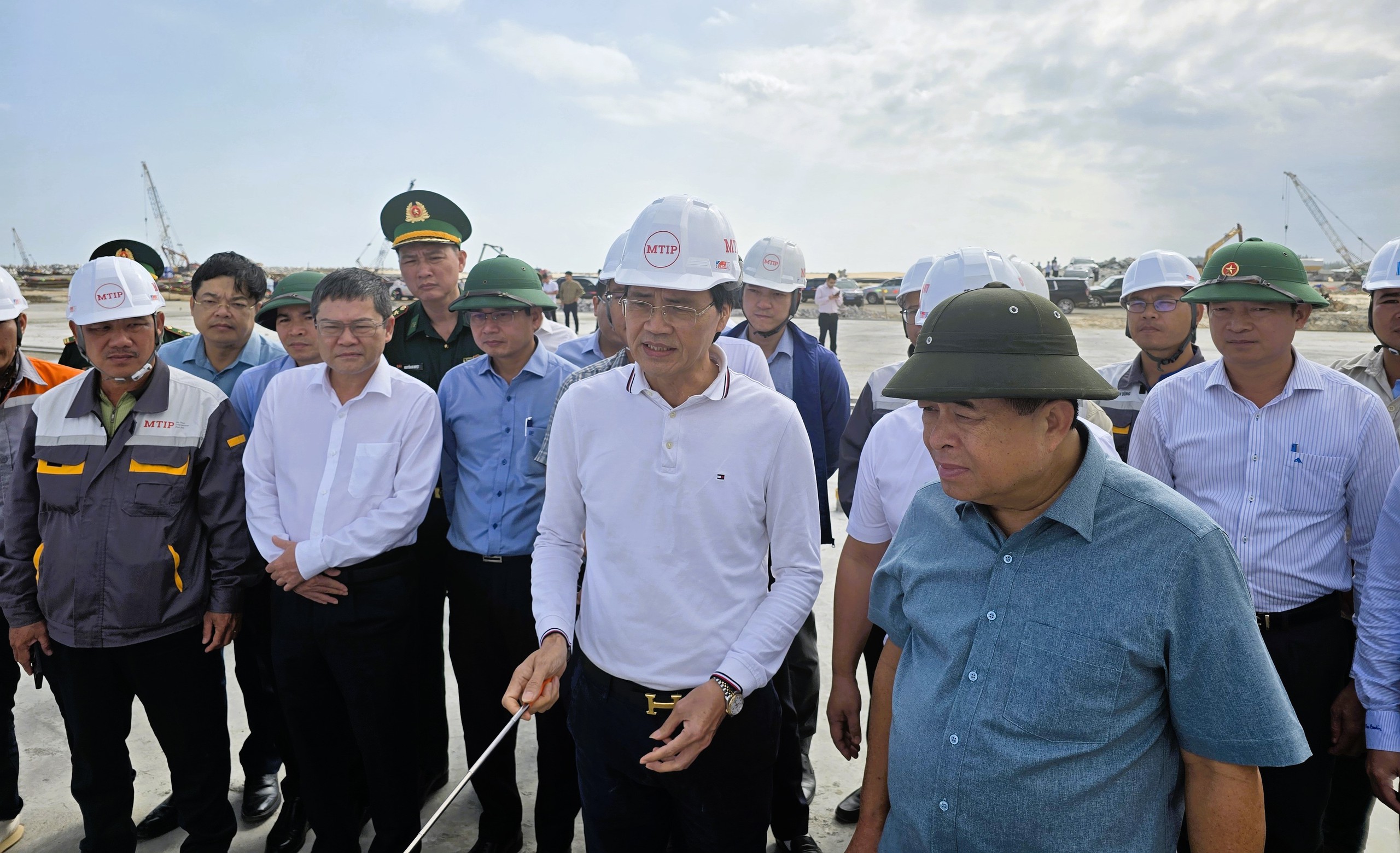 Phó Thủ tướng Nguyễn Chí Dũng kiểm tra các dự án cao tốc, cảng biển, sân bay ở Quảng Trị- Ảnh 4.