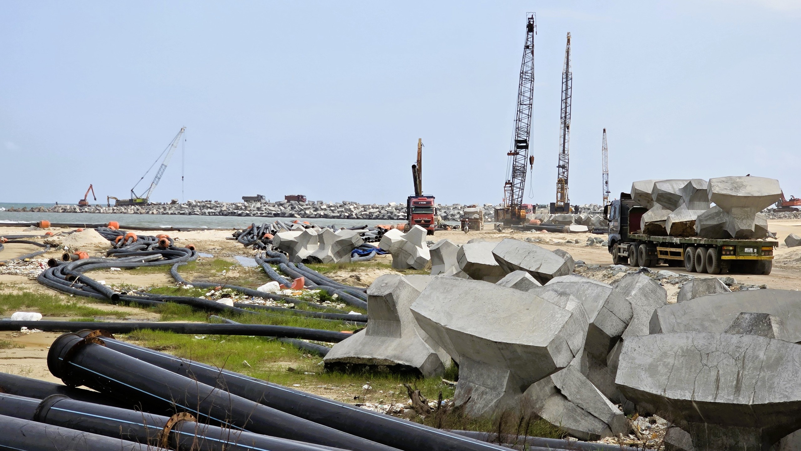 Phó Thủ tướng Nguyễn Chí Dũng kiểm tra các dự án cao tốc, cảng biển, sân bay ở Quảng Trị- Ảnh 5.