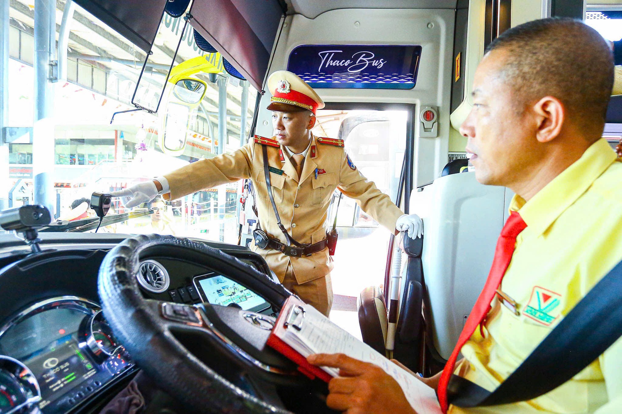 Hà Nội: Tuyên truyền, ký cam kết bảo đảm an toàn vận tải cho tài xế xe khách liên tỉnh- Ảnh 4. Hà Nội: Tuyên truyền, ký cam kết bảo đảm an toàn vận tải cho tài xế xe khách liên tỉnh- Ảnh 4.