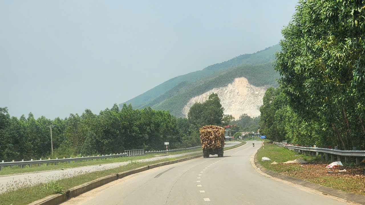 Quảng Ngãi: Giữ vững hệ thống giao thông sau thiên tai nhờ chủ động phòng ngừa, khắc phục- Ảnh 1. Quảng Ngãi: Giữ vững hệ thống giao thông sau thiên tai nhờ chủ động phòng ngừa, khắc phục- Ảnh 1.