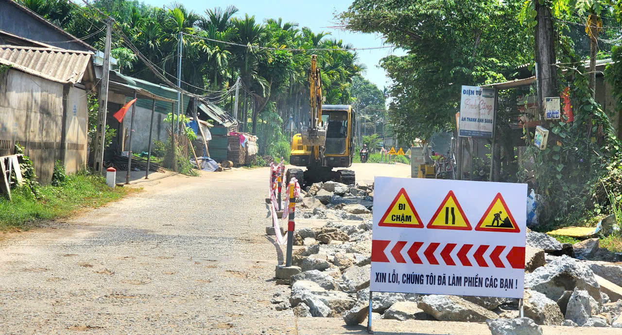 Quảng Ngãi: Giữ vững hệ thống giao thông sau thiên tai nhờ chủ động phòng ngừa, khắc phục- Ảnh 2. Quảng Ngãi: Giữ vững hệ thống giao thông sau thiên tai nhờ chủ động phòng ngừa, khắc phục- Ảnh 2.