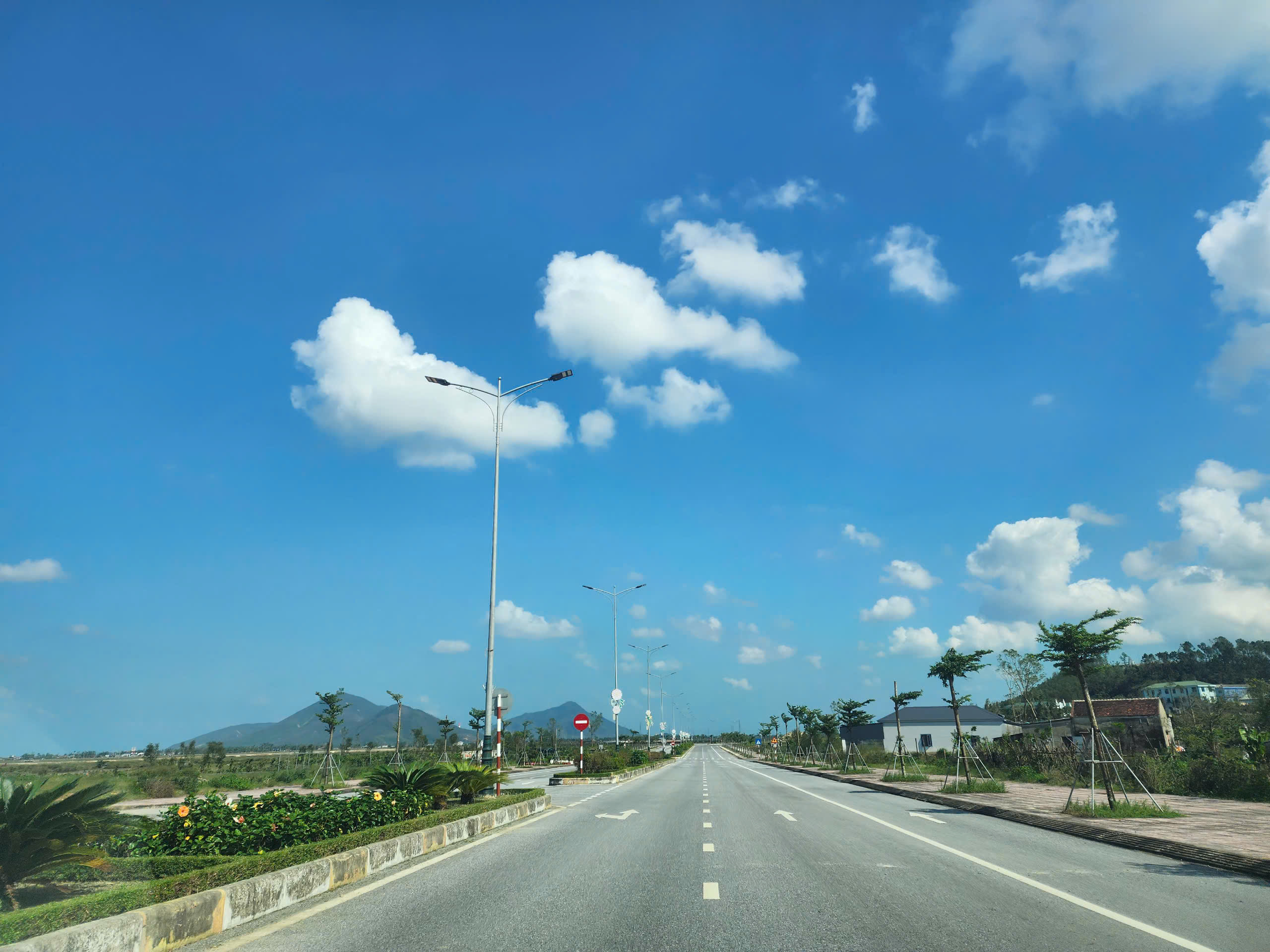 Thị trường bất động sản Nam Hà Tĩnh "ấm" lên khi dự án hơn 8.000 tỷ đồng triển khai GPMB- Ảnh 1. Thị trường bất động sản Nam Hà Tĩnh "ấm" lên khi dự án hơn 8.000 tỷ đồng triển khai GPMB- Ảnh 1.