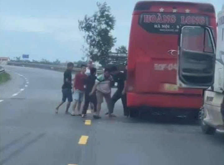 Công an Quảng Ngãi điều tra nhóm người trên xe khách và xe container đánh nhau giữa QL1- Ảnh 1.
