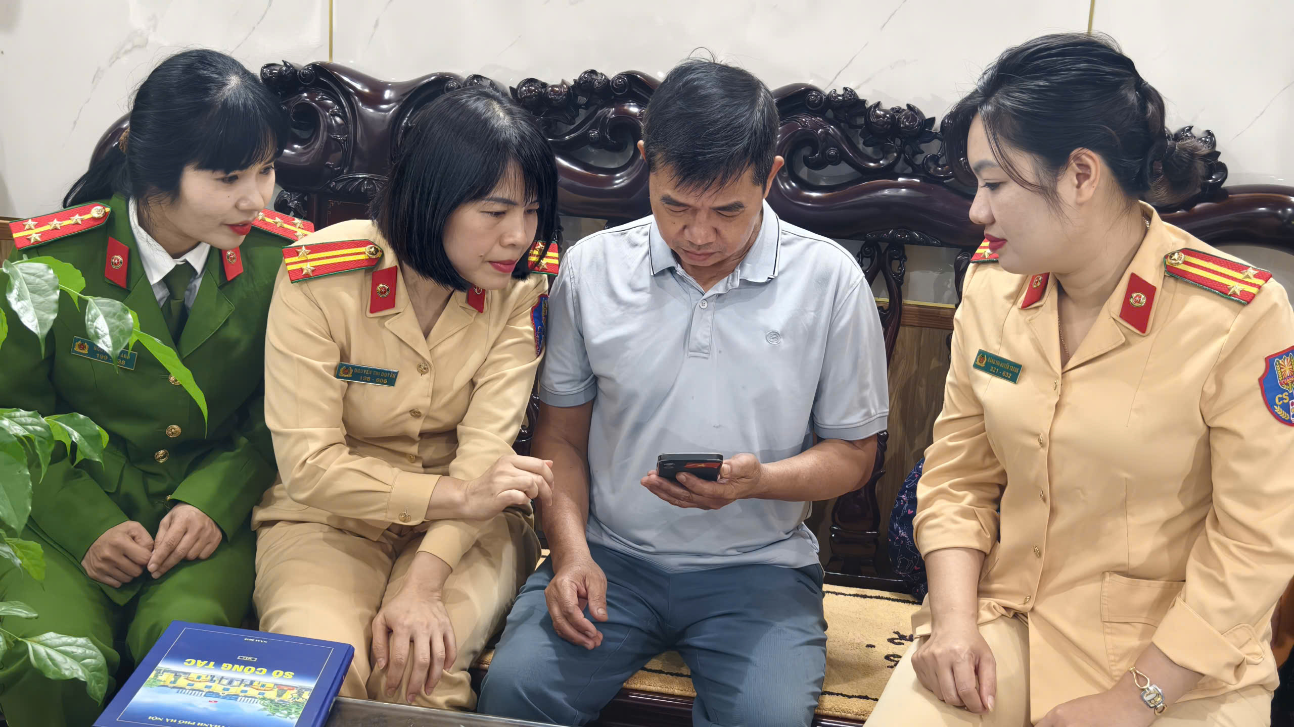 Hà Nội: Thu nhận hơn 32.000 dữ liệu phương tiện và bằng lái sau hai ngày cao điểm- Ảnh 2.