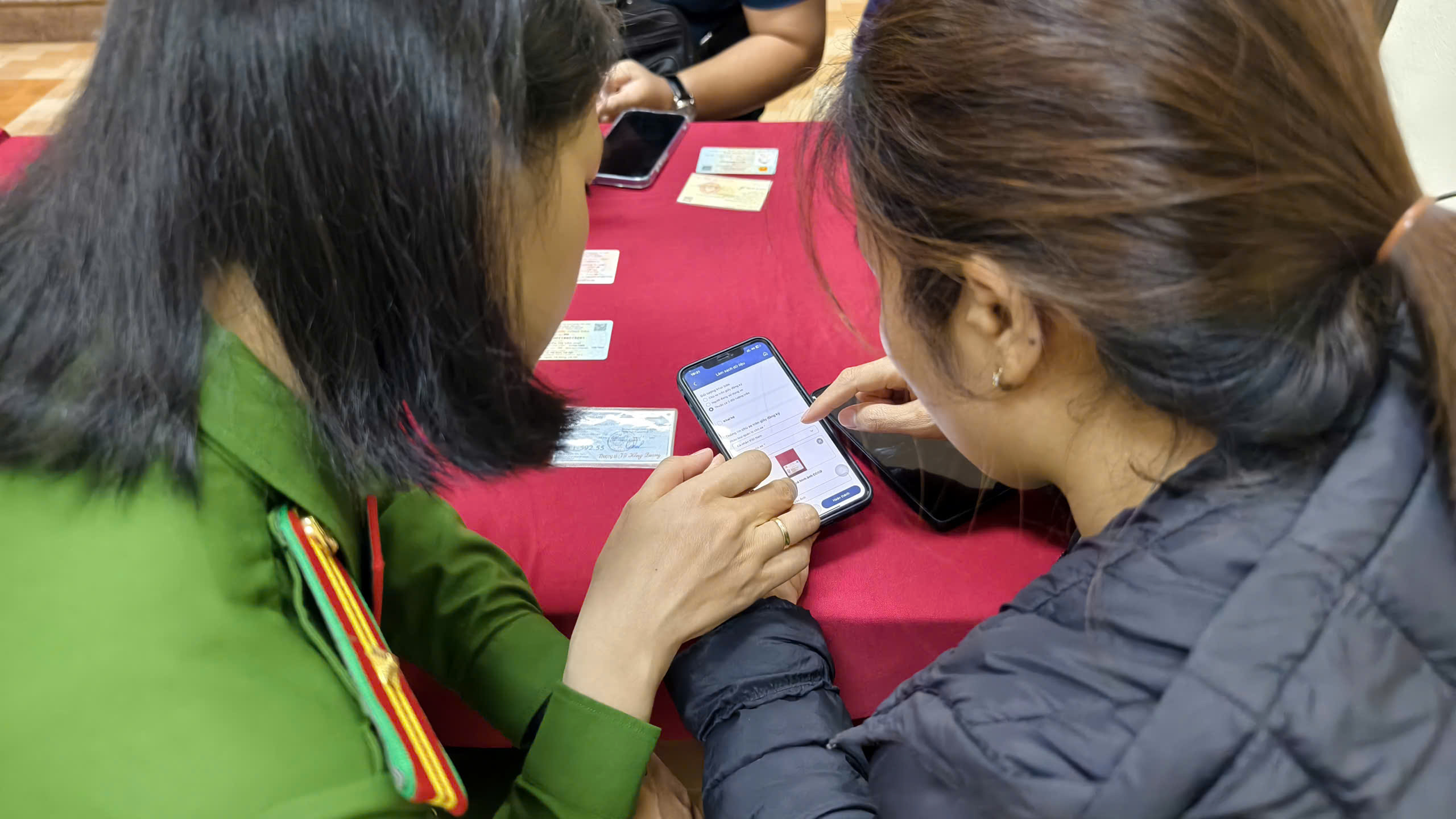 Hà Nội: Thu nhận hơn 32.000 dữ liệu phương tiện và bằng lái sau hai ngày cao điểm- Ảnh 1.