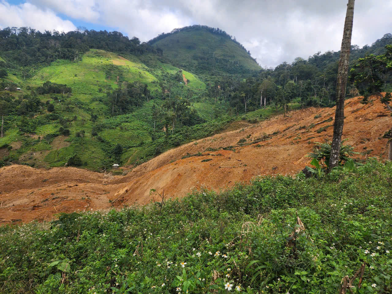 Sạt lở ở xã miền núi TP Đà Nẵng, 3 người mất liên lạc- Ảnh 1.