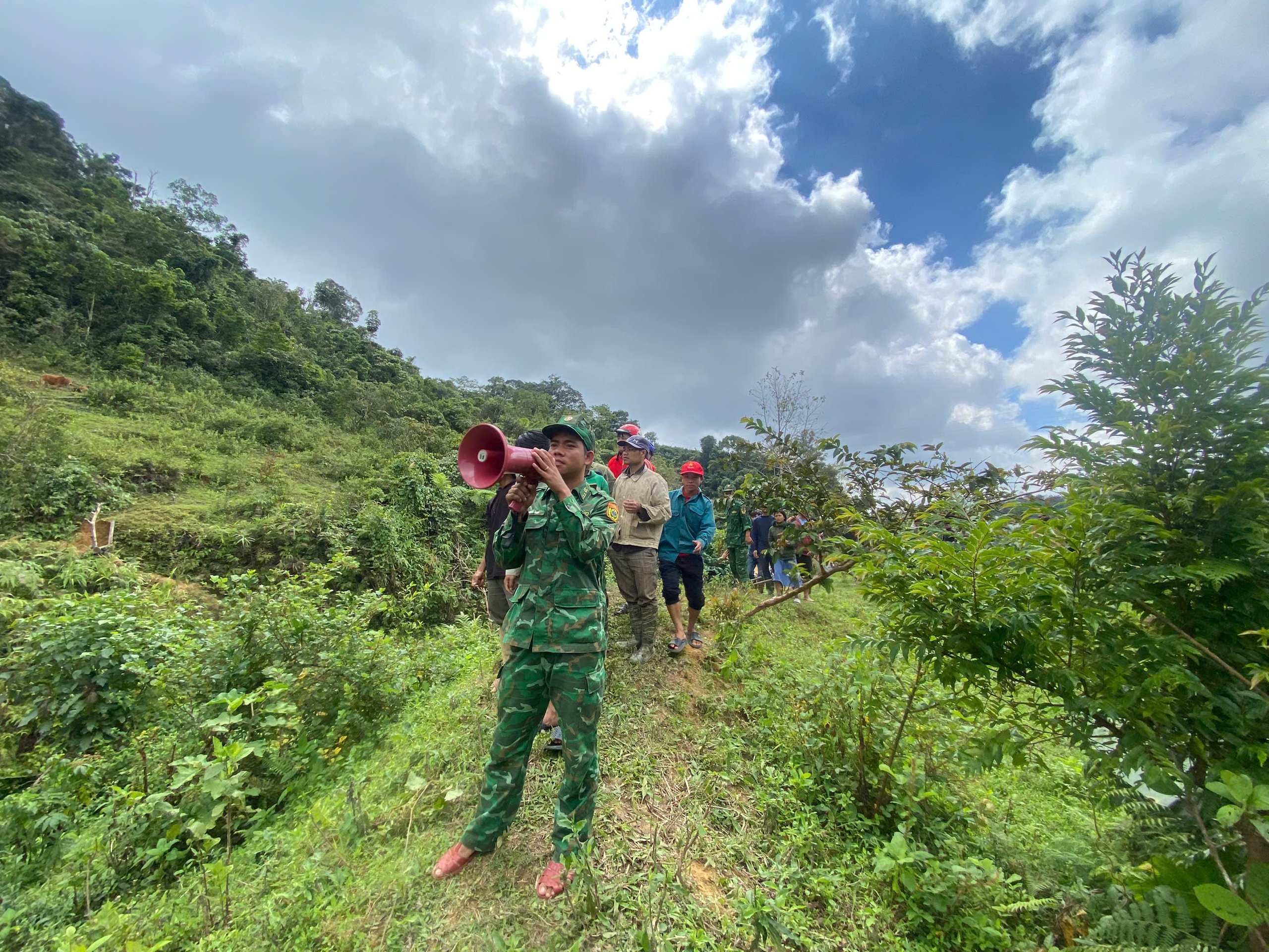 Sạt lở ở xã miền núi TP Đà Nẵng, 3 người mất liên lạc- Ảnh 2.