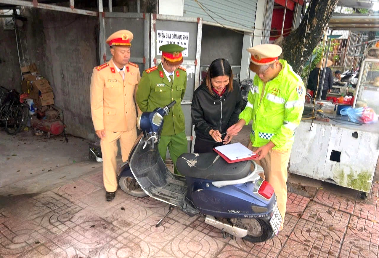 Hưng Yên: Phát hiện hơn 1.000 trường hợp học sinh điều khiển xe khi chưa đủ điều kiện- Ảnh 2.