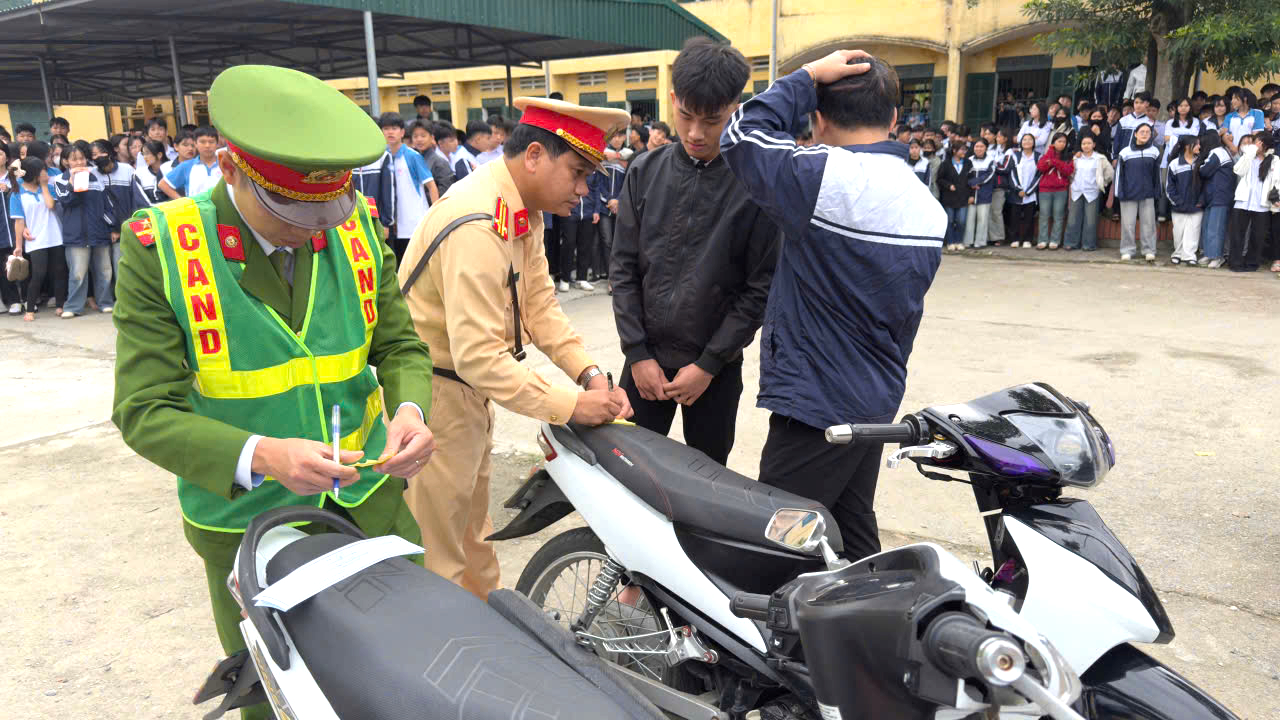 Hưng Yên: Phát hiện hơn 1.000 trường hợp học sinh điều khiển xe khi chưa đủ điều kiện- Ảnh 1.