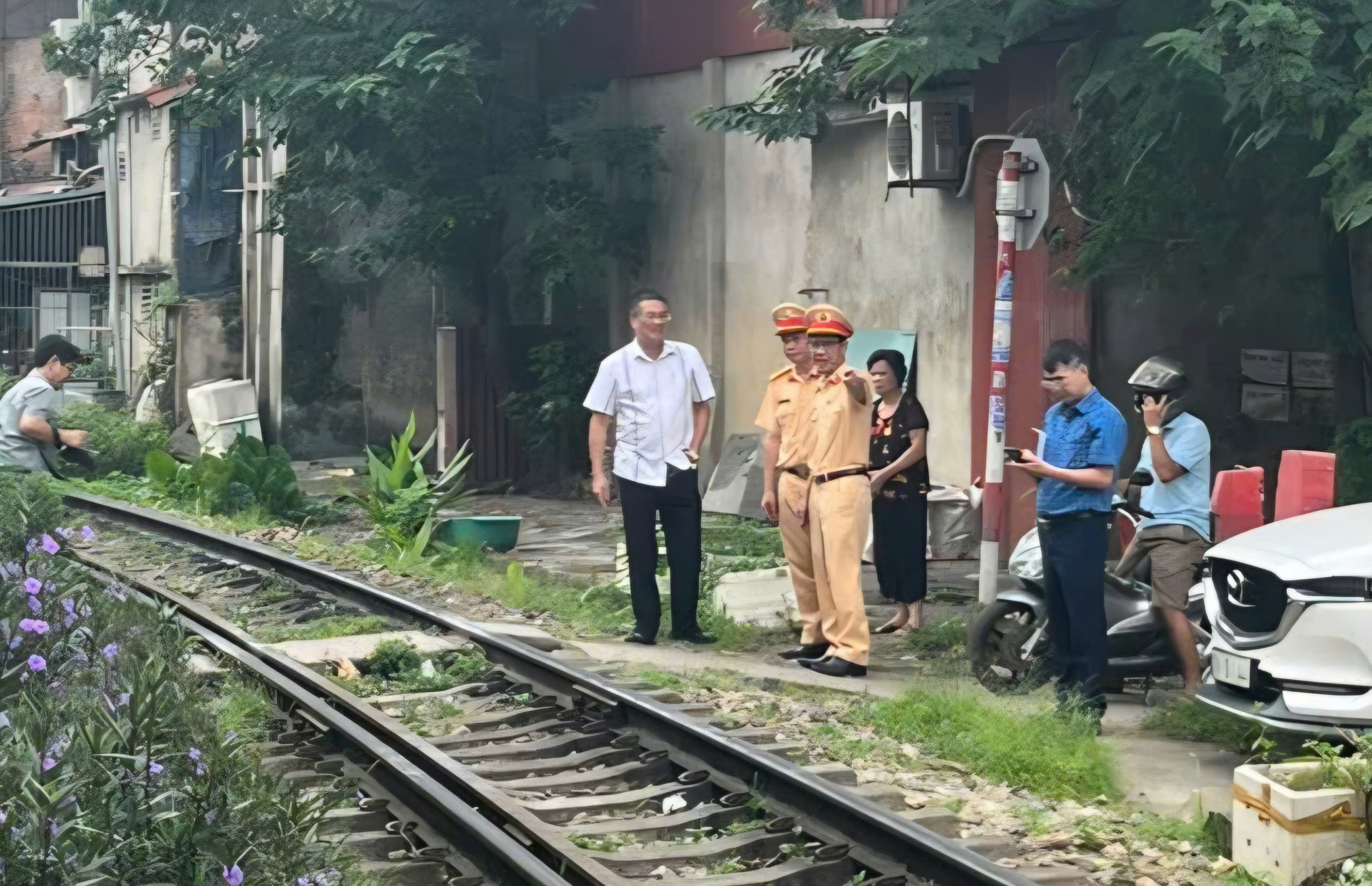 Lào Cai triển khai mạnh mẽ Chỉ thị 22/CT-TTg, siết chặt an toàn giao thông đường sắt- Ảnh 1. Lào Cai triển khai mạnh mẽ Chỉ thị 22/CT-TTg, siết chặt an toàn giao thông đường sắt- Ảnh 1.