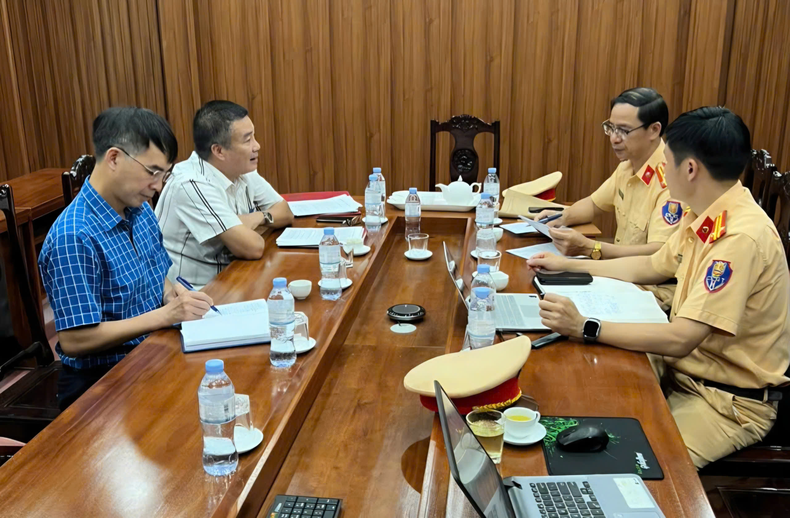 Lào Cai triển khai mạnh mẽ Chỉ thị 22/CT-TTg, siết chặt an toàn giao thông đường sắt- Ảnh 2. Lào Cai triển khai mạnh mẽ Chỉ thị 22/CT-TTg, siết chặt an toàn giao thông đường sắt- Ảnh 2.