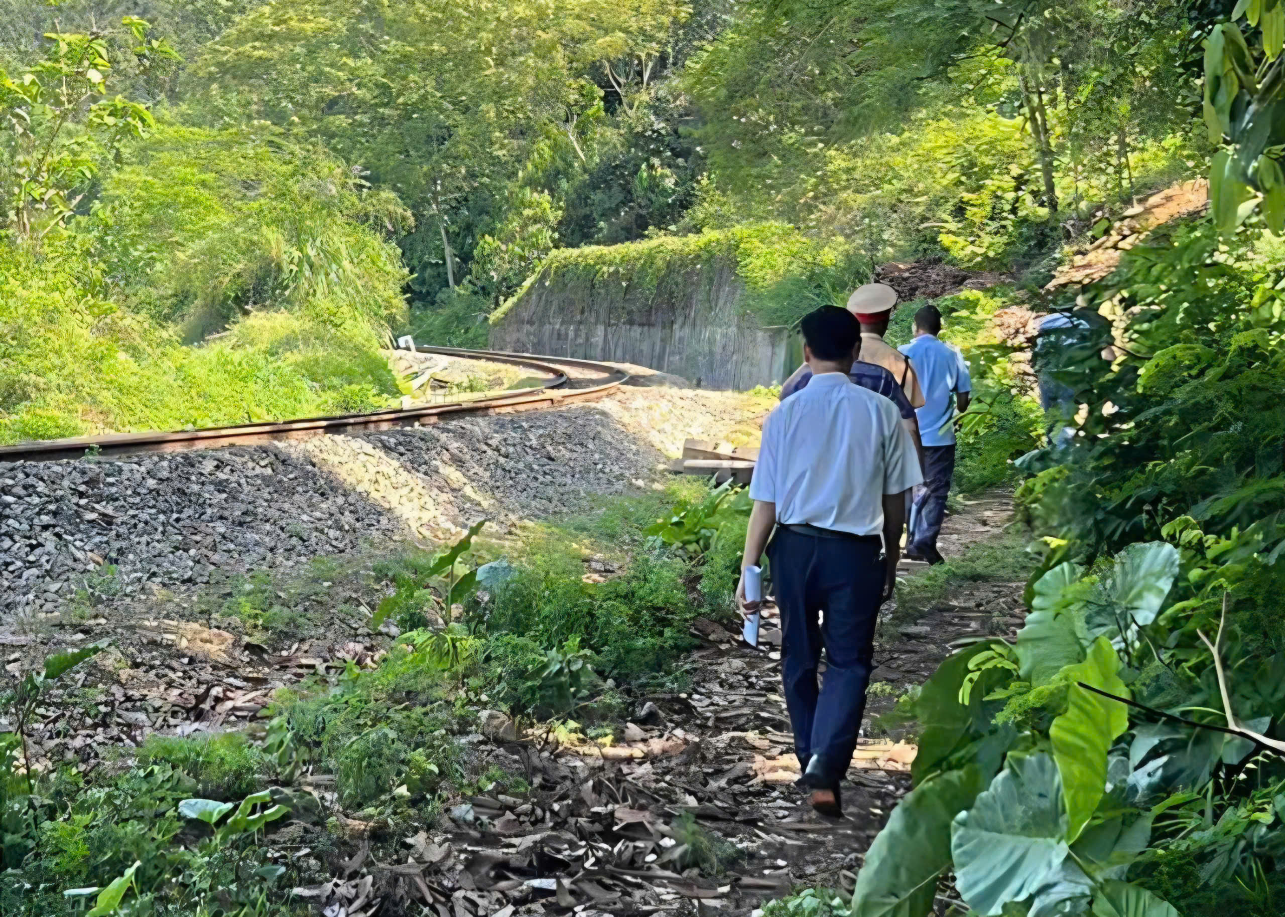 Lào Cai triển khai mạnh mẽ Chỉ thị 22/CT-TTg, siết chặt an toàn giao thông đường sắt- Ảnh 3. Lào Cai triển khai mạnh mẽ Chỉ thị 22/CT-TTg, siết chặt an toàn giao thông đường sắt- Ảnh 3.