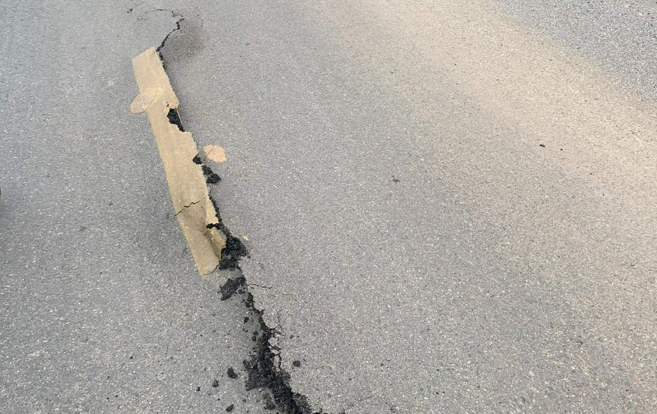 Cận cảnh đường đèo Măng Đen trên QL24 trồi lên 1,2m, nguy cơ bẽ gãy nền đường- Ảnh 10. Cận cảnh đường đèo Măng Đen trên QL24 trồi lên 1,2m, nguy cơ bẽ gãy nền đường- Ảnh 10.