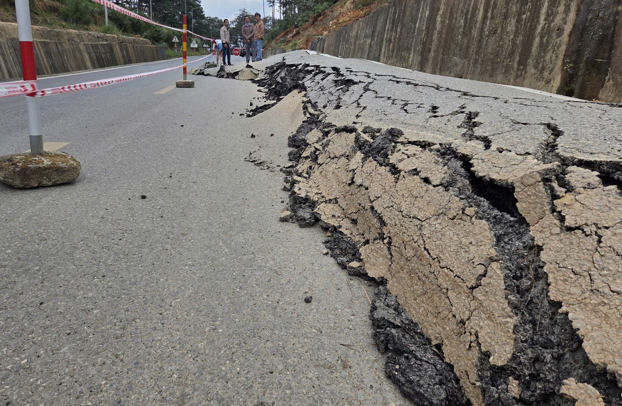 Cận cảnh đường đèo Măng Đen trên QL24 trồi lên 1,2m, nguy cơ bẽ gãy nền đường- Ảnh 7. Cận cảnh đường đèo Măng Đen trên QL24 trồi lên 1,2m, nguy cơ bẽ gãy nền đường- Ảnh 7.