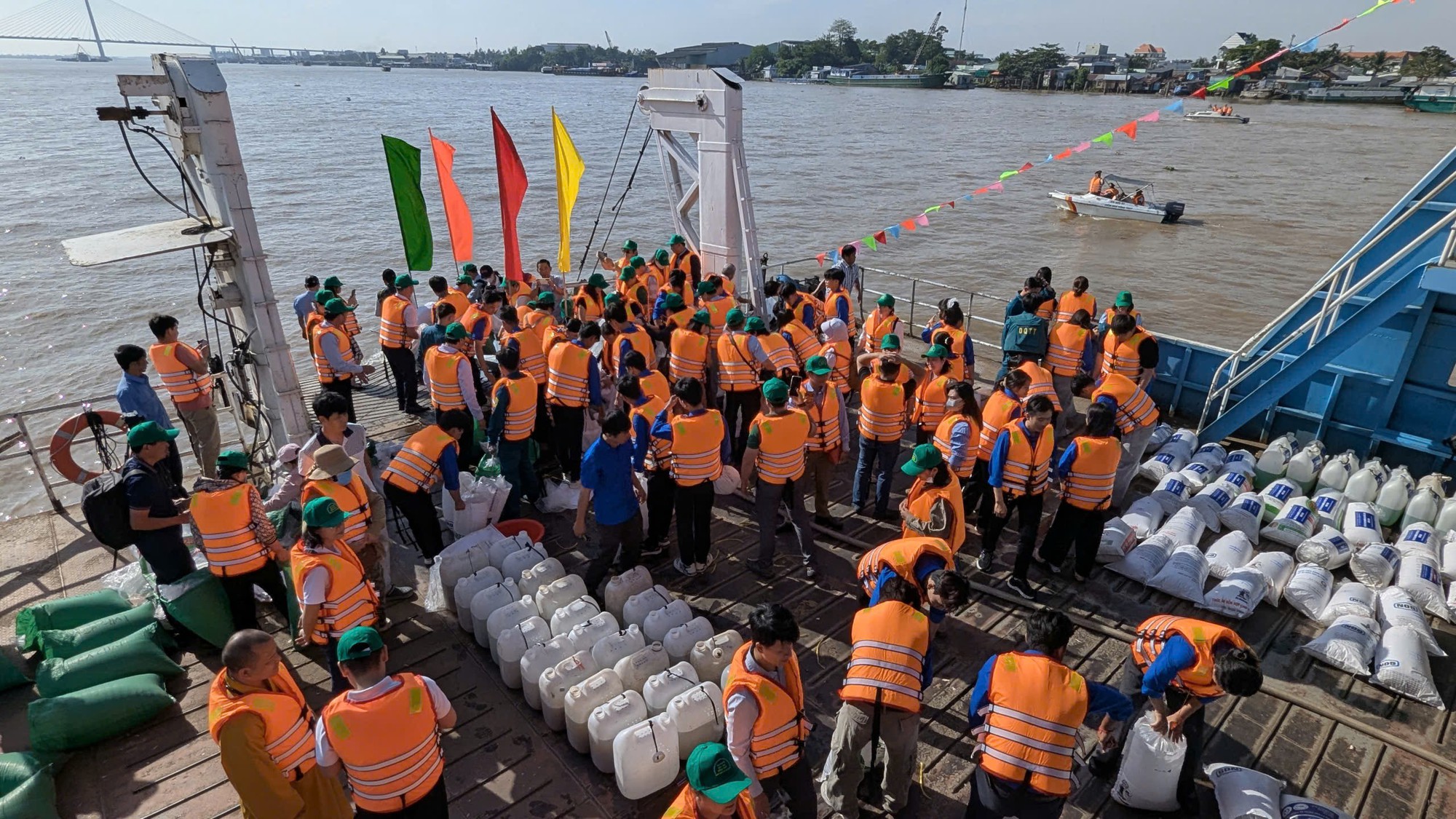 Thả hơn 2 tấn cá giống xuống sông Hậu để tái tạo nguồn lợi thủy sản- Ảnh 1.