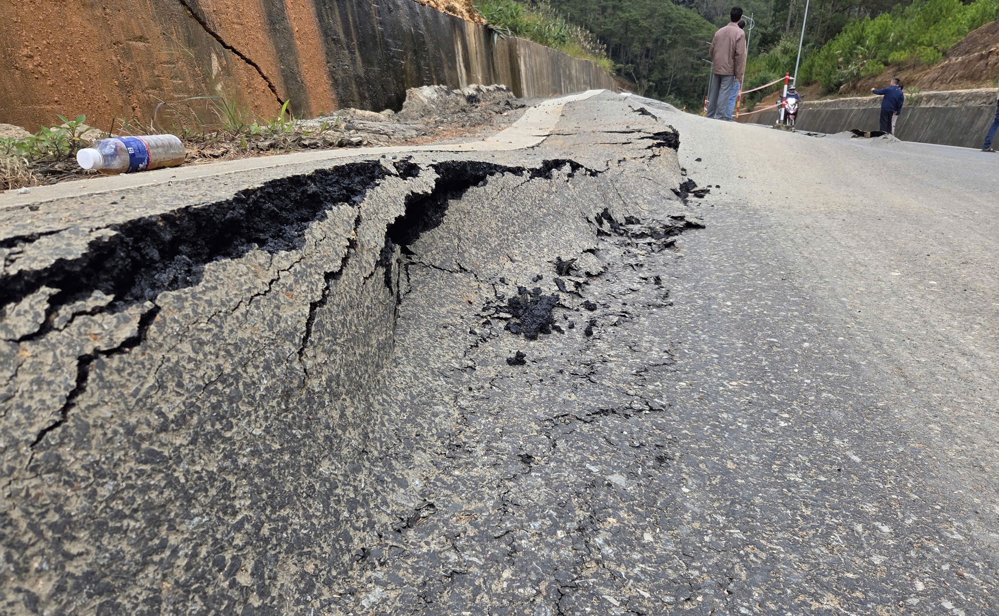 Cận cảnh đường đèo Măng Đen trên QL24 trồi lên 1,2m, nguy cơ bẽ gãy nền đường- Ảnh 3. Cận cảnh đường đèo Măng Đen trên QL24 trồi lên 1,2m, nguy cơ bẽ gãy nền đường- Ảnh 3.