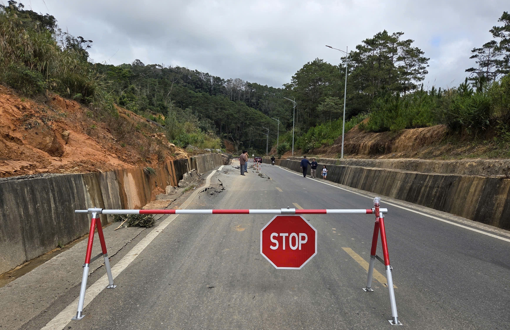 Cận cảnh đường đèo Măng Đen trên QL24 trồi lên 1,2m, nguy cơ bẽ gãy nền đường- Ảnh 9. Cận cảnh đường đèo Măng Đen trên QL24 trồi lên 1,2m, nguy cơ bẽ gãy nền đường- Ảnh 9.