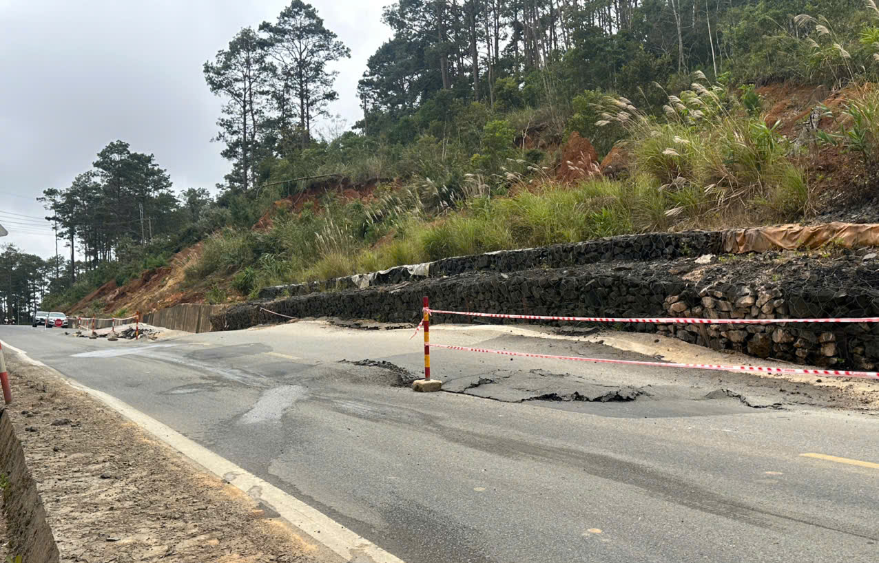 Cận cảnh đường đèo Măng Đen trên QL24 trồi lên 1,2m, nguy cơ bẽ gãy nền đường- Ảnh 12. Cận cảnh đường đèo Măng Đen trên QL24 trồi lên 1,2m, nguy cơ bẽ gãy nền đường- Ảnh 12.