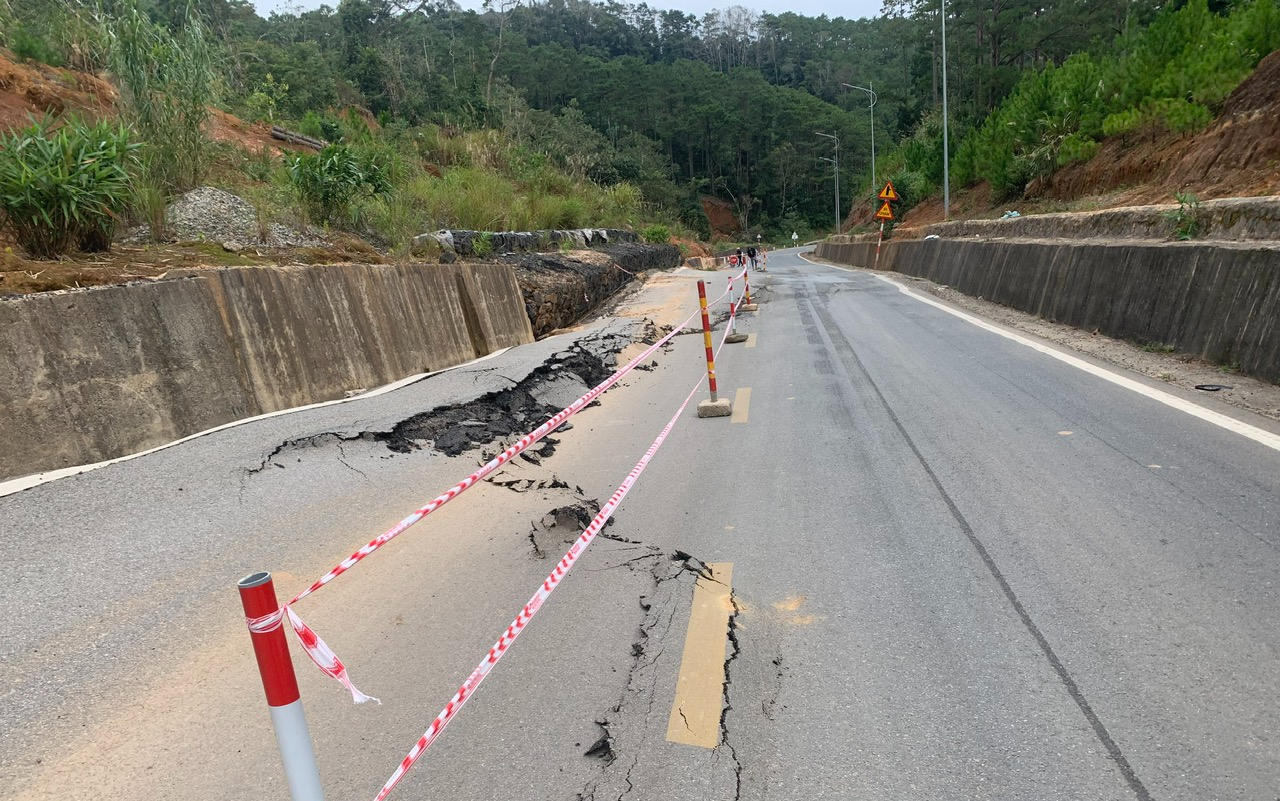 Cận cảnh đường đèo Măng Đen trên QL24 trồi lên 1,2m, nguy cơ bẽ gãy nền đường- Ảnh 4. Cận cảnh đường đèo Măng Đen trên QL24 trồi lên 1,2m, nguy cơ bẽ gãy nền đường- Ảnh 4.