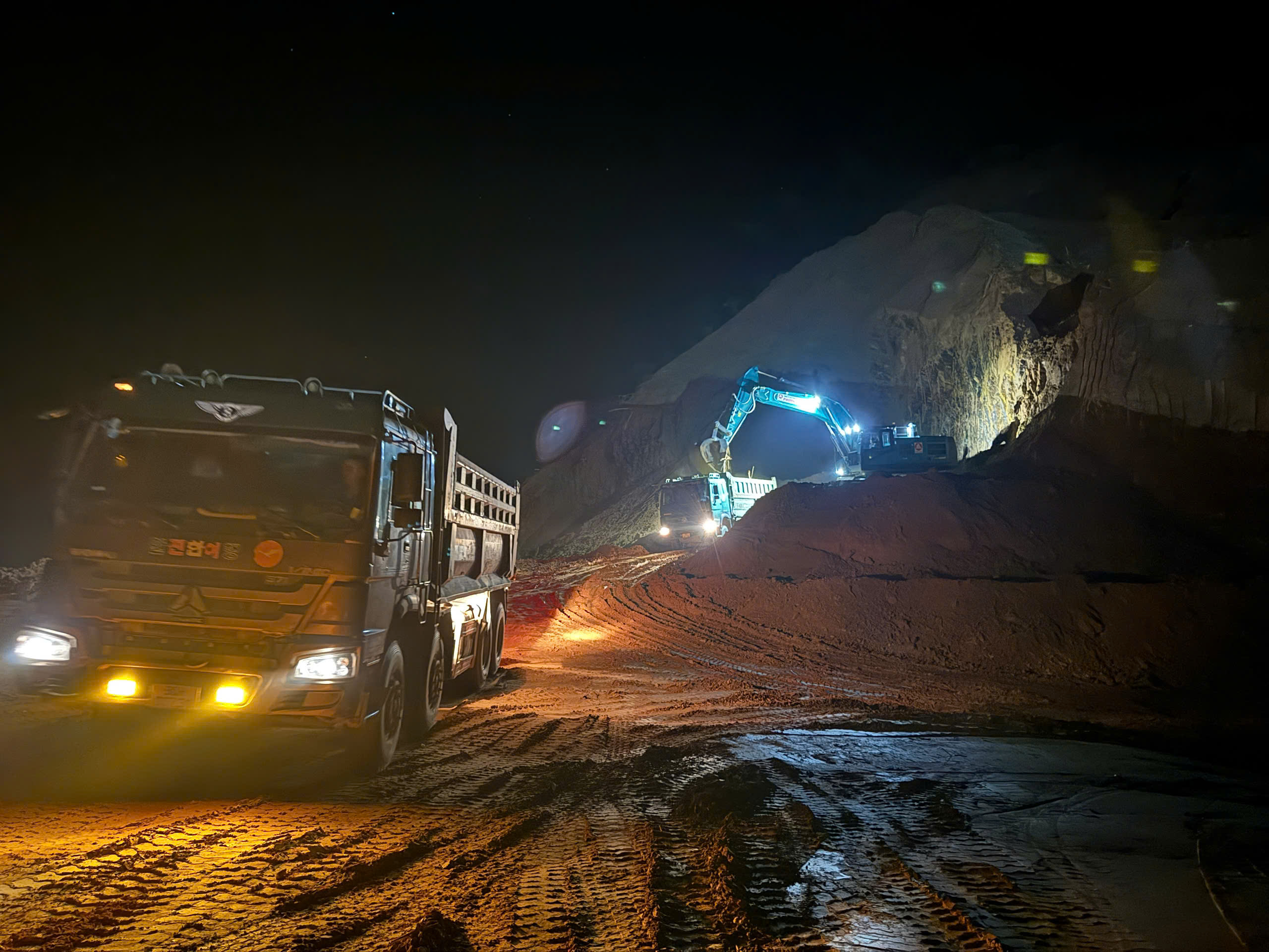 Thời tiết ủng hộ, nhà thầu đồng loạt tăng mũi thi công cao tốc Chợ Mới - Bắc Kạn- Ảnh 2.