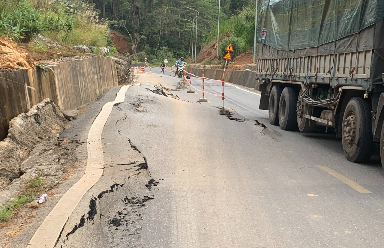 Cận cảnh đường đèo Măng Đen trên QL24 trồi lên 1,2m, nguy cơ bẽ gãy nền đường- Ảnh 2. Cận cảnh đường đèo Măng Đen trên QL24 trồi lên 1,2m, nguy cơ bẽ gãy nền đường- Ảnh 2.