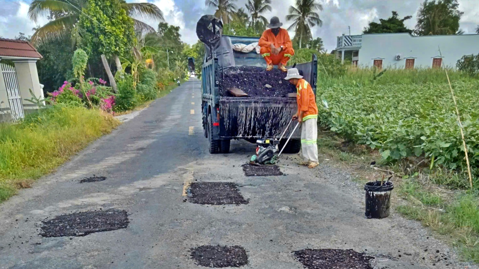 Hơn 60 tỷ đồng nâng cấp mặt đường quốc lộ 63 qua Cà Mau- Ảnh 2. Hơn 60 tỷ đồng nâng cấp mặt đường quốc lộ 63 qua Cà Mau- Ảnh 2.