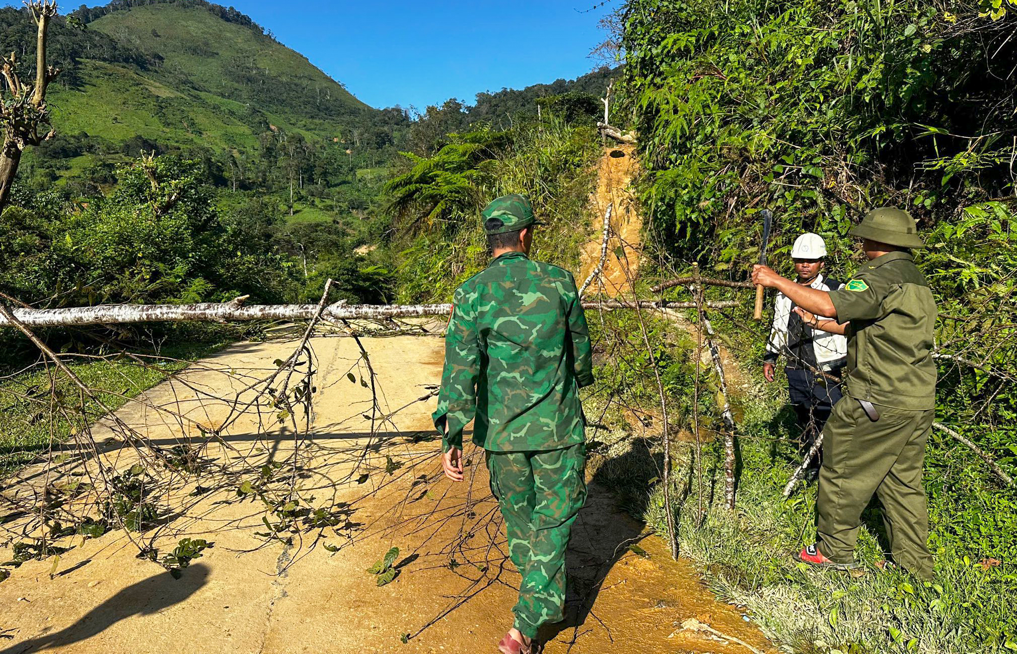 Quân đội dùng flycam tìm kiếm 3 nạn nhân nghi mất tích trong vụ sạt lở núi ở Đà Nẵng- Ảnh 1. Quân đội dùng flycam tìm kiếm 3 nạn nhân nghi mất tích trong vụ sạt lở núi ở Đà Nẵng- Ảnh 1.
