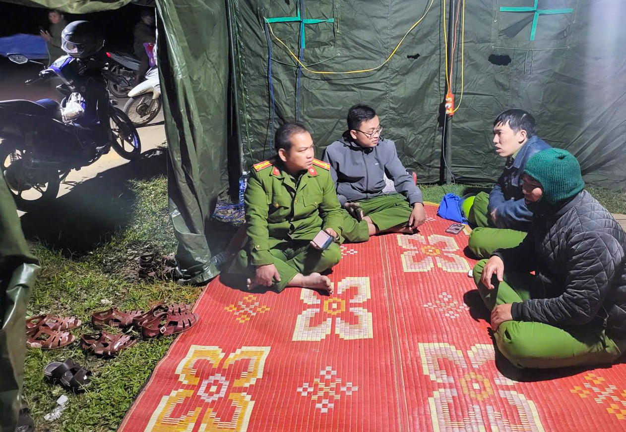 Quân đội dùng flycam tìm kiếm 3 nạn nhân nghi mất tích trong vụ sạt lở núi ở Đà Nẵng- Ảnh 2. Quân đội dùng flycam tìm kiếm 3 nạn nhân nghi mất tích trong vụ sạt lở núi ở Đà Nẵng- Ảnh 2.