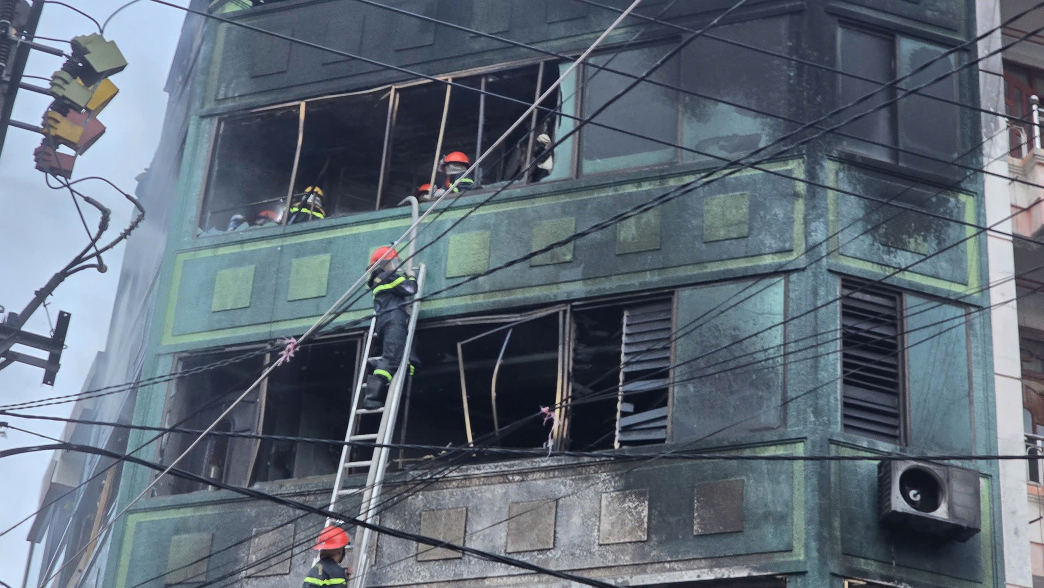 Khánh Hoà: Cháy lớn ở ngôi nhà 4 tầng gần chợ Đầm Nha Trang- Ảnh 2. Khánh Hoà: Cháy lớn ở ngôi nhà 4 tầng gần chợ Đầm Nha Trang- Ảnh 2.