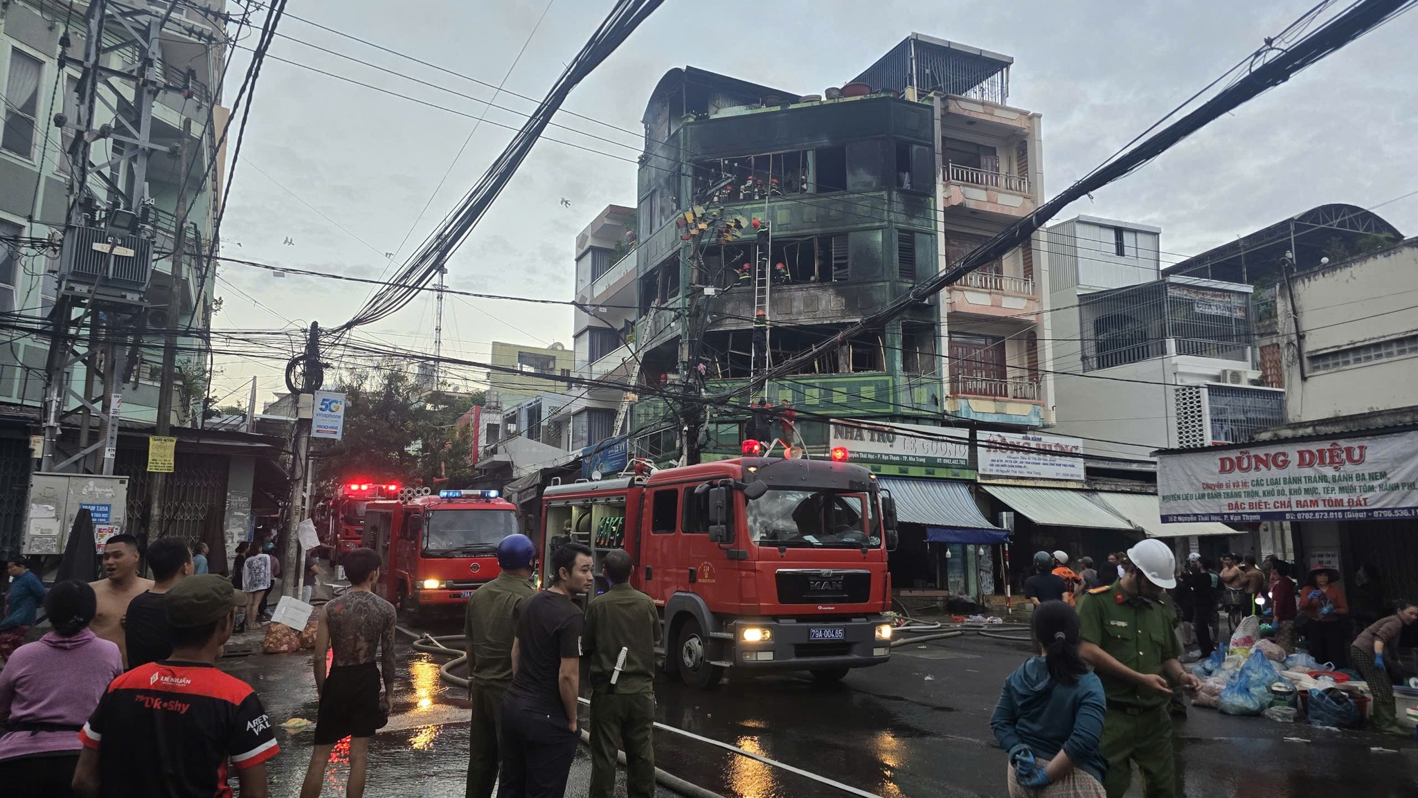 Khánh Hoà: Cháy lớn ở ngôi nhà 4 tầng gần chợ Đầm Nha Trang- Ảnh 3. Khánh Hoà: Cháy lớn ở ngôi nhà 4 tầng gần chợ Đầm Nha Trang- Ảnh 3.