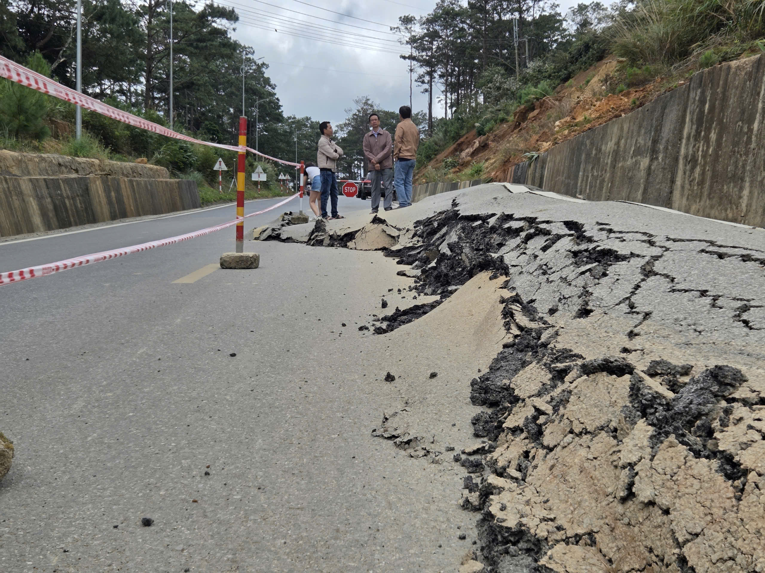Đèo Măng Đen trên QL24 sụt lún nghiêm trọng- Ảnh 1. Đèo Măng Đen trên QL24 sụt lún nghiêm trọng- Ảnh 1.