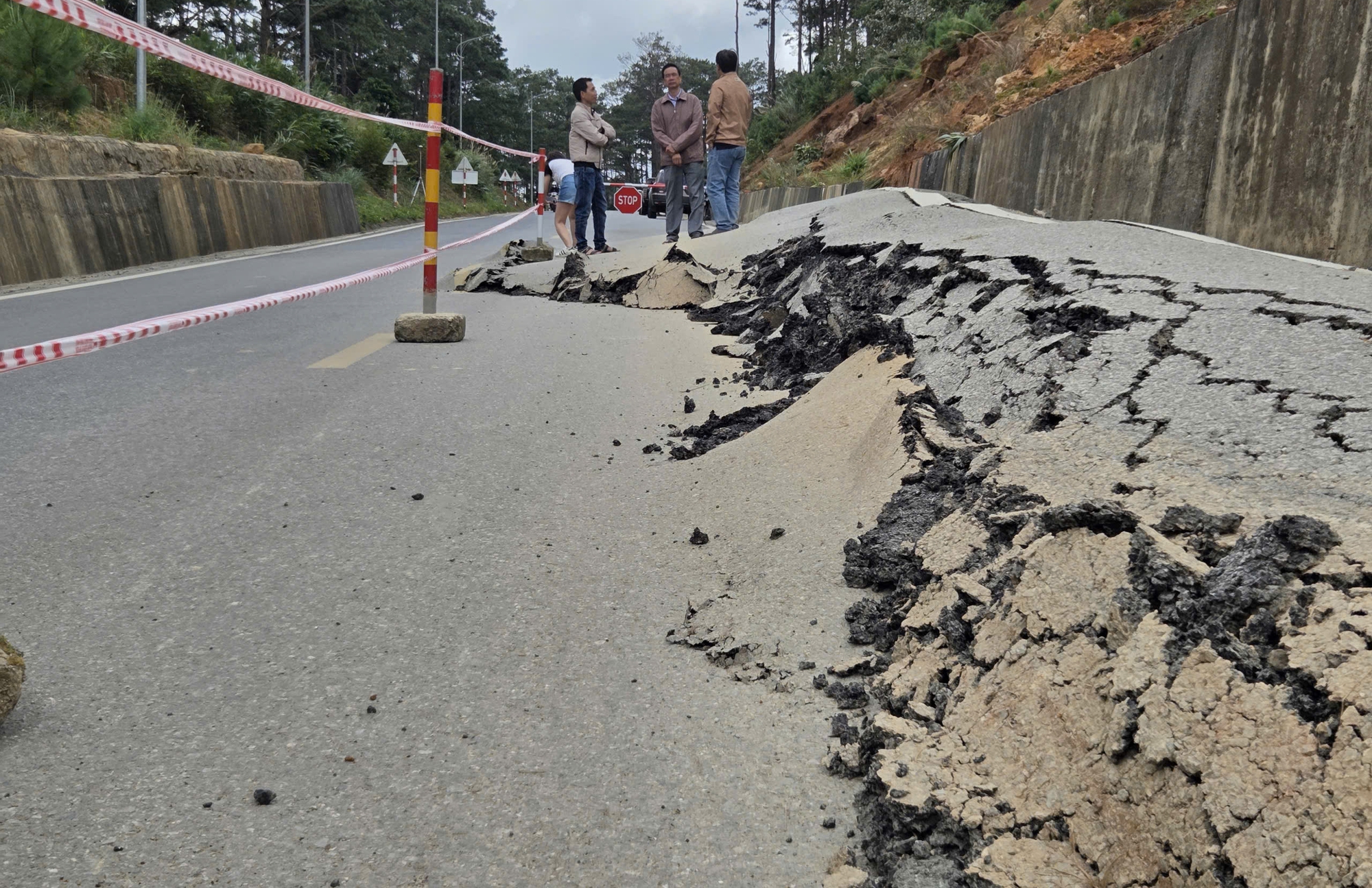 Cận cảnh đường đèo Măng Đen trên QL24 trồi lên 1,2m, nguy cơ bẽ gãy nền đường- Ảnh 1. Cận cảnh đường đèo Măng Đen trên QL24 trồi lên 1,2m, nguy cơ bẽ gãy nền đường- Ảnh 1.