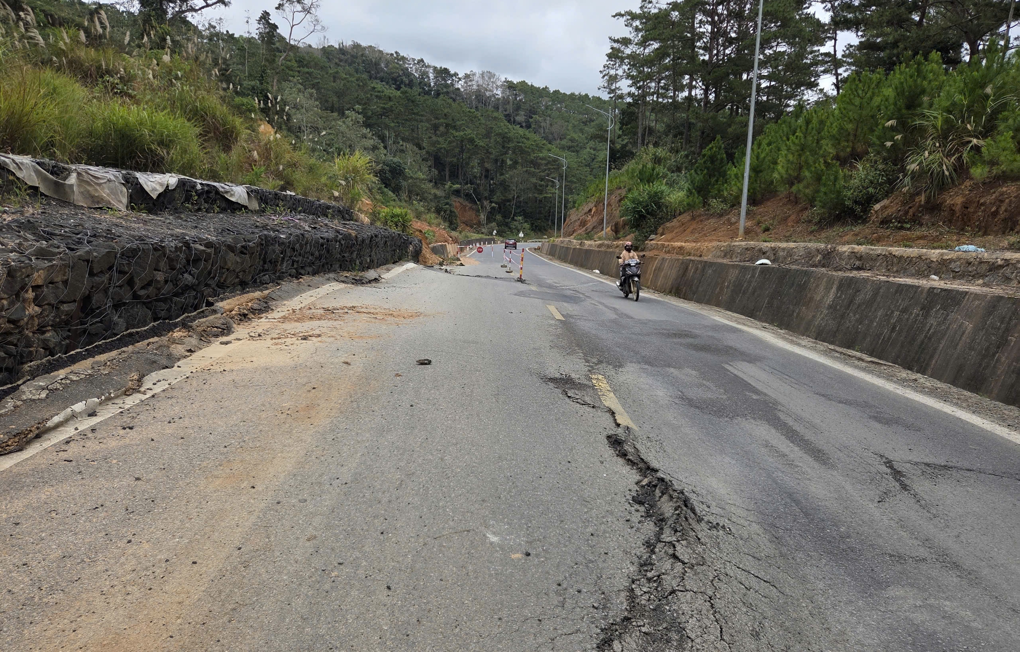 Cận cảnh đường đèo Măng Đen trên QL24 trồi lên 1,2m, nguy cơ bẽ gãy nền đường- Ảnh 5. Cận cảnh đường đèo Măng Đen trên QL24 trồi lên 1,2m, nguy cơ bẽ gãy nền đường- Ảnh 5.