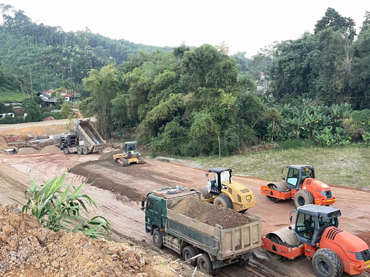 Thời tiết ủng hộ, nhà thầu đồng loạt tăng mũi thi công cao tốc Chợ Mới - Bắc Kạn- Ảnh 1.