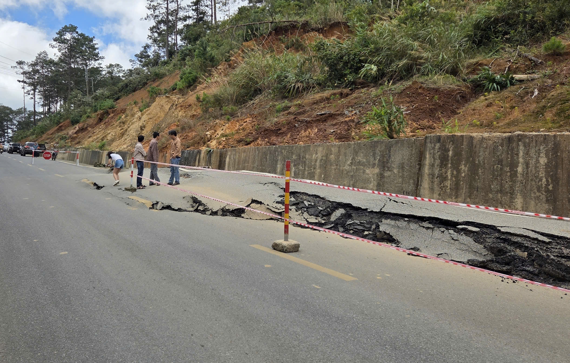 Cận cảnh đường đèo Măng Đen trên QL24 trồi lên 1,2m, nguy cơ bẽ gãy nền đường- Ảnh 6. Cận cảnh đường đèo Măng Đen trên QL24 trồi lên 1,2m, nguy cơ bẽ gãy nền đường- Ảnh 6.