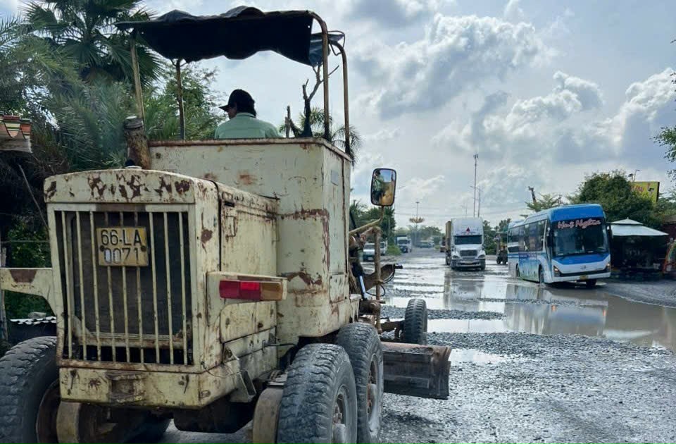 Đồng Tháp: Gấp rút sửa chữa đường nối QL80 vào trung tâm Sa Đéc- Ảnh 1. Đồng Tháp: Gấp rút sửa chữa đường nối QL80 vào trung tâm Sa Đéc- Ảnh 1.