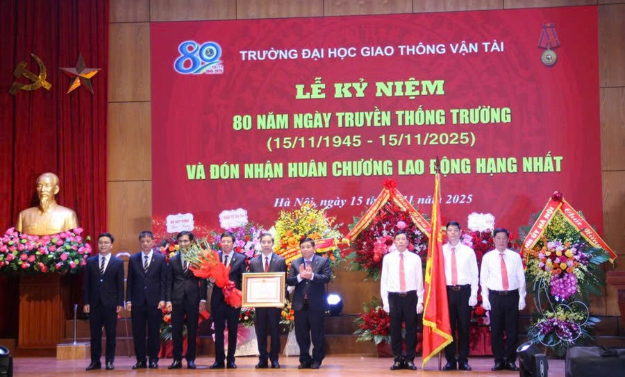 Trường Đại học GTVT đón nhận Huân chương Lao động hạng Nhất- Ảnh 1. Trường Đại học GTVT đón nhận Huân chương Lao động hạng Nhất- Ảnh 1.